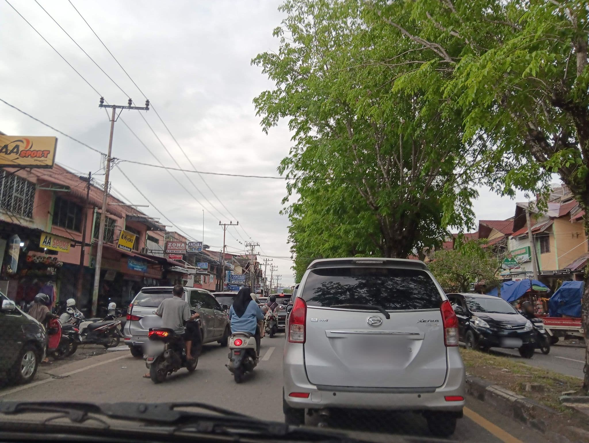 Street view near Warkop Omela, Meulaboh — © ikwe (CC BY-SA · Mapillary)