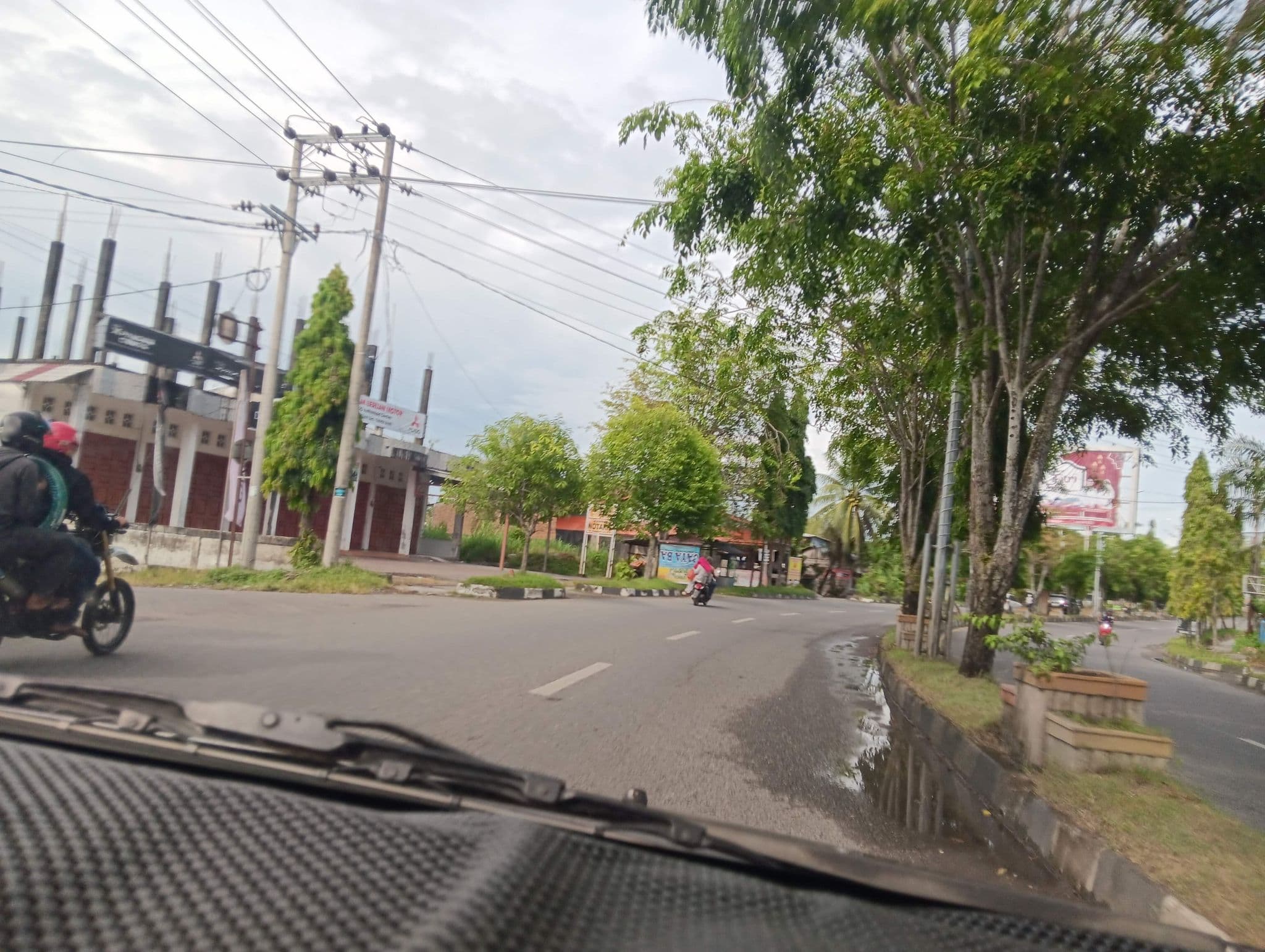Street view near Bin Daod Hotel Syariah Meulaboh, Meulaboh — © ikwe (CC BY-SA · Mapillary)