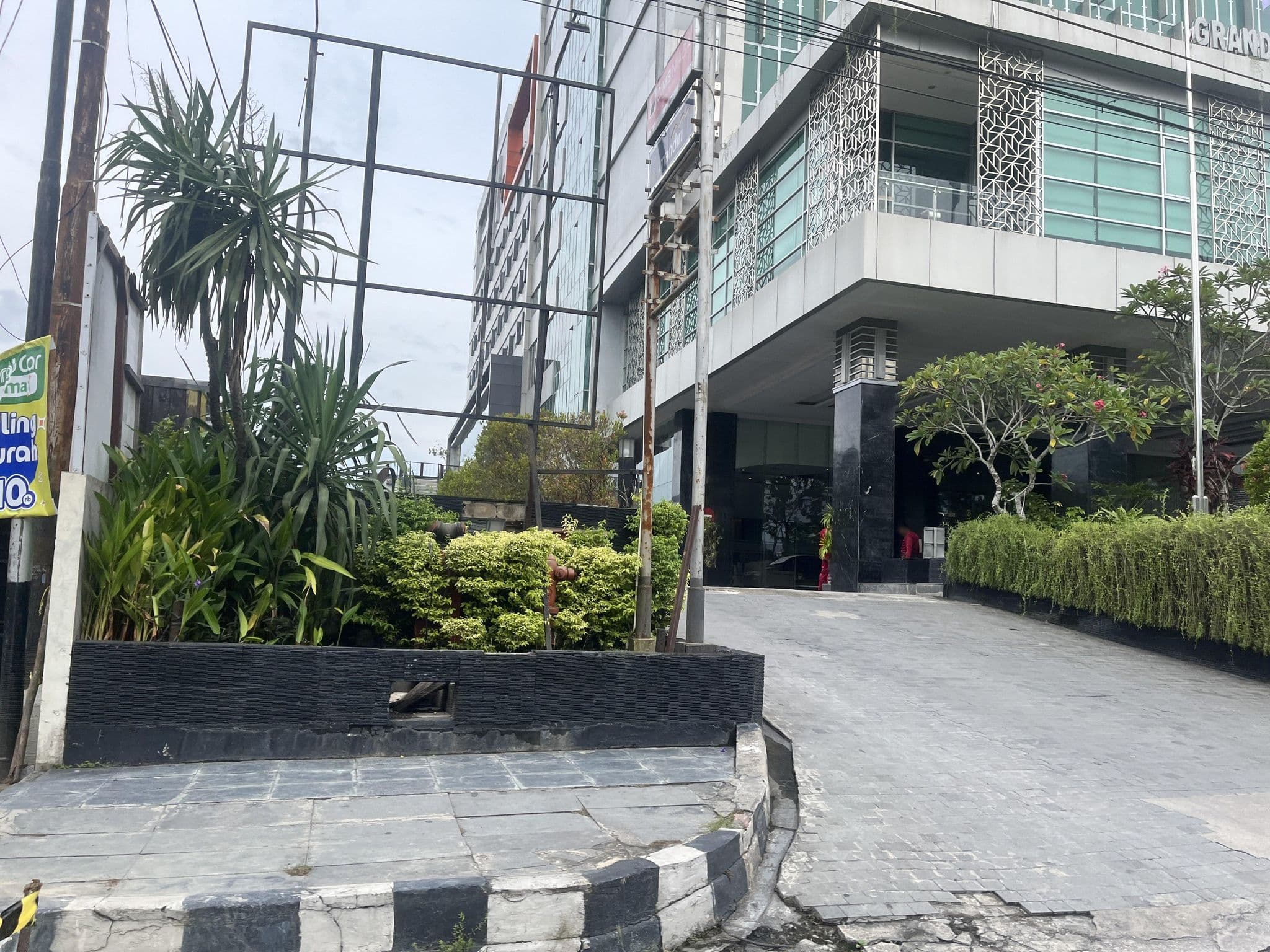 Street view near Grand Central Hotel, Pekanbaru — © haneststs (CC BY-SA · Mapillary)
