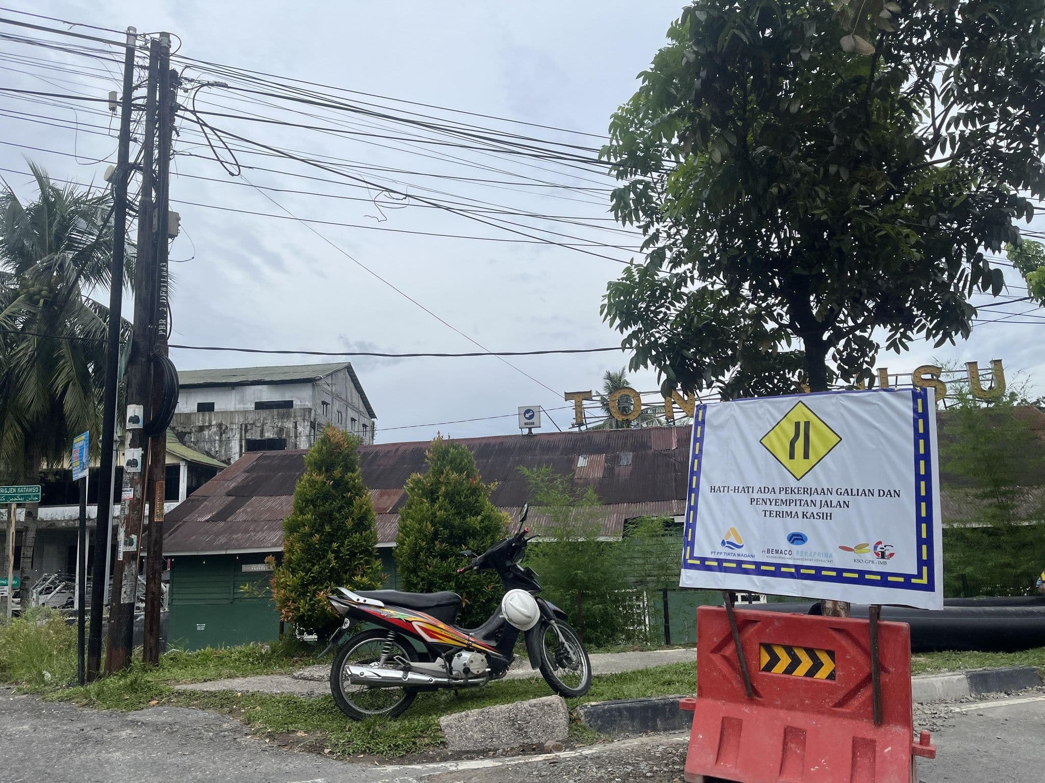 Street view near Grandcentral hotel, Pekanbaru — © haneststs (CC BY-SA · Mapillary)