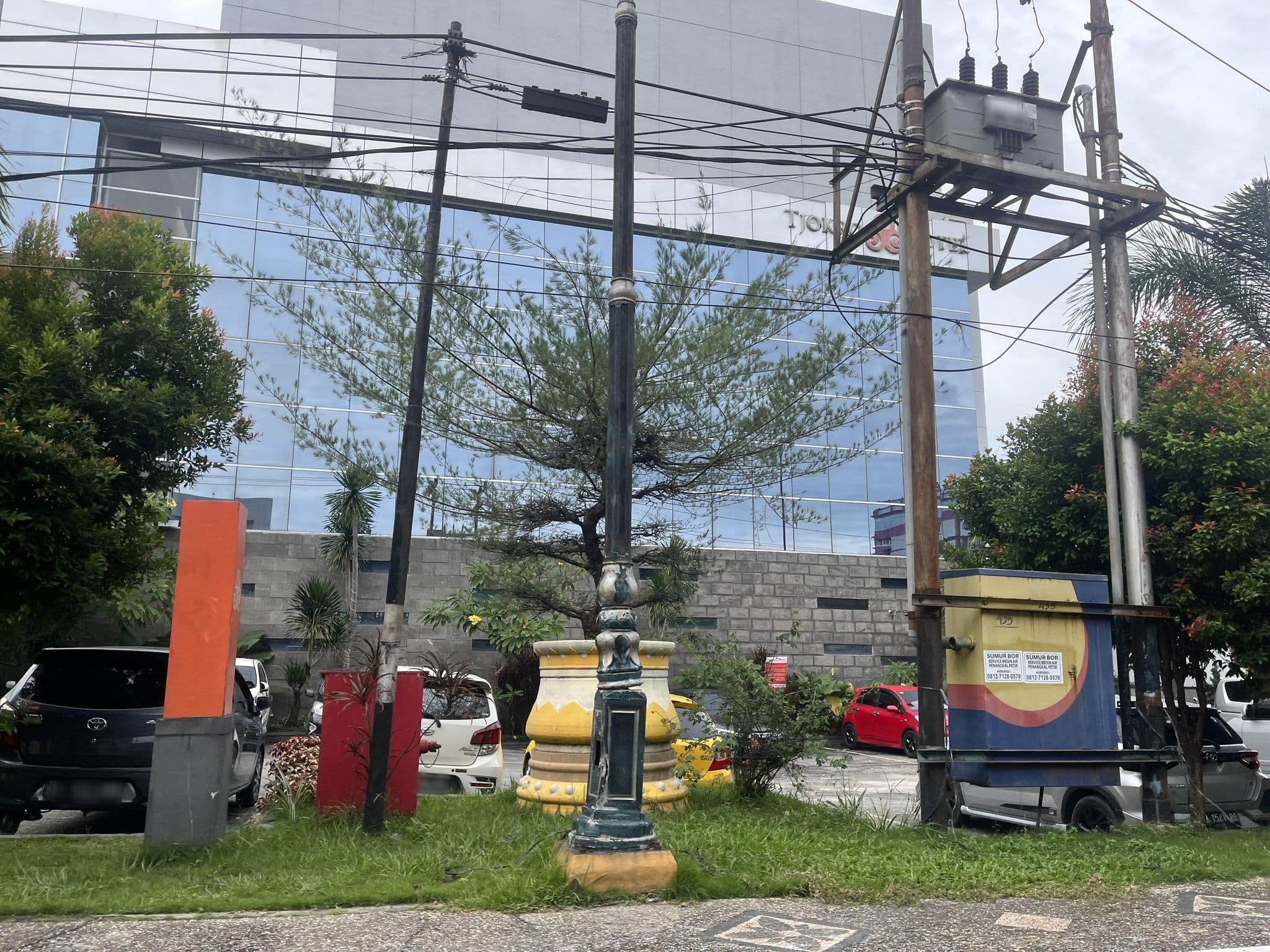 Street view near Grand Tjokro Hotel, Pekanbaru — © haneststs (CC BY-SA · Mapillary)