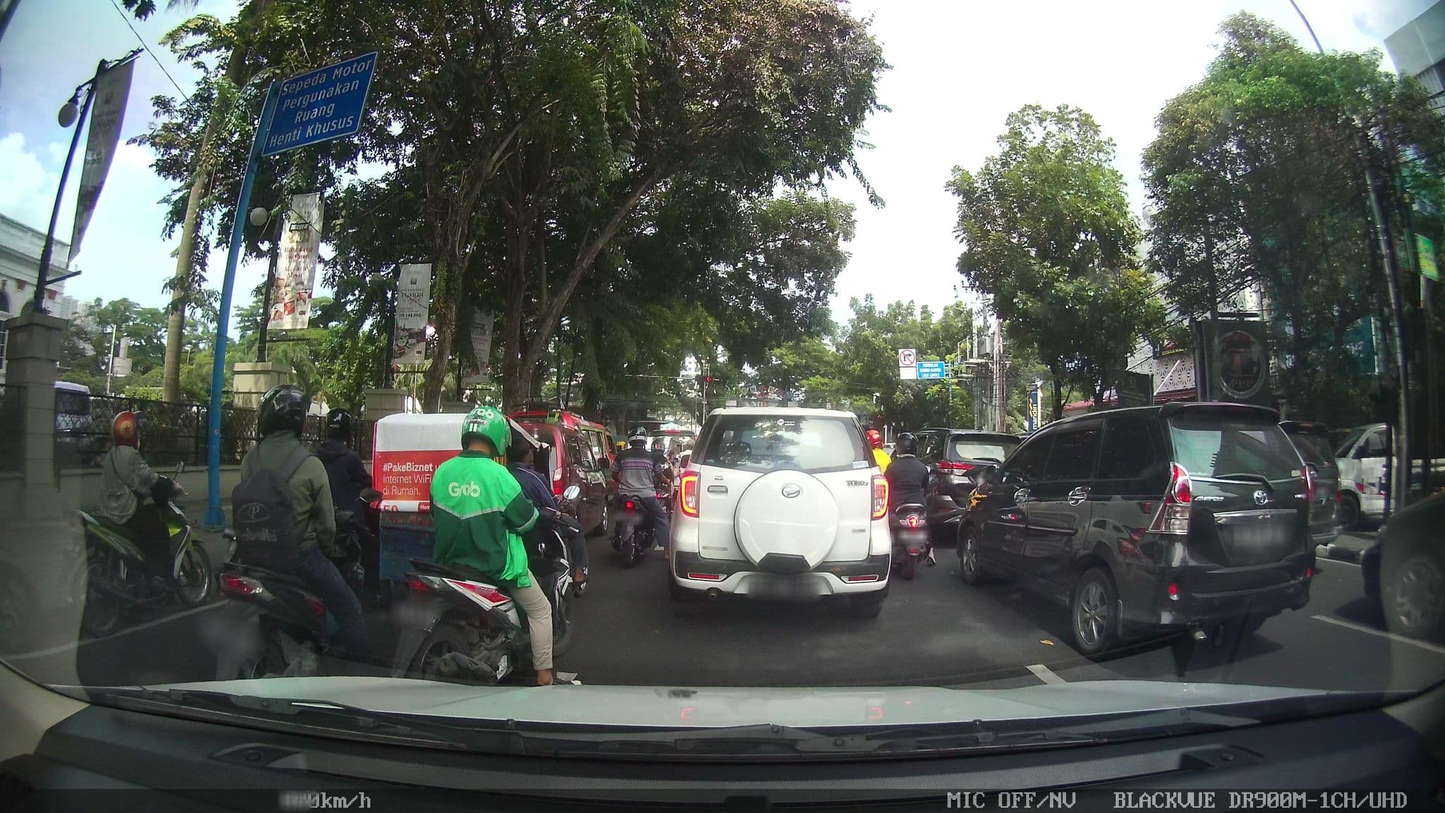 Street view near The City Hall Executive Club, Medan — © kaart_2 (CC BY-SA · Mapillary)