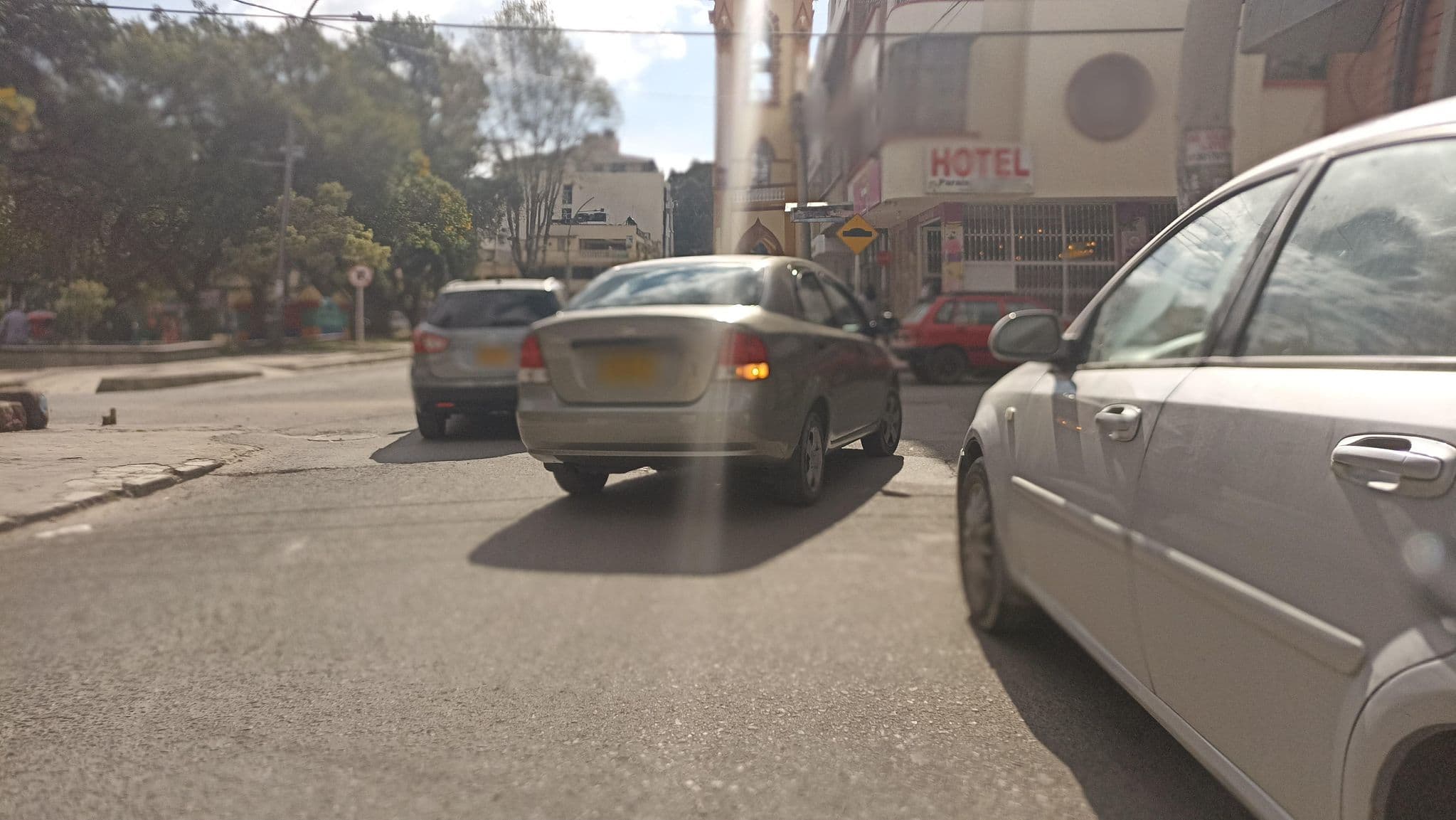 Street view near Hotel Paraíso Tropical, Duitama — © leogiga (CC BY-SA · Mapillary)