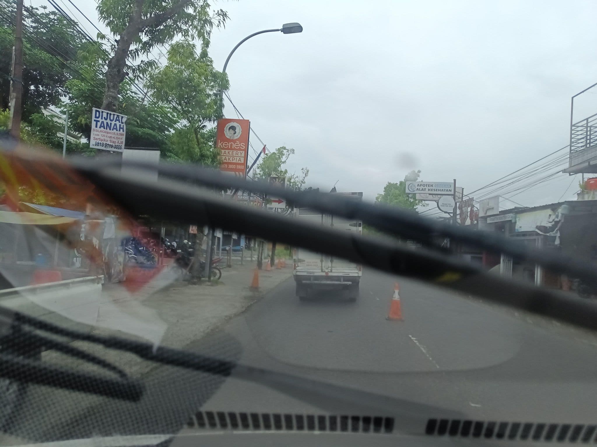 Street view near Hotel Ishiro Kencana, Godean — © hen0ch (CC BY-SA · Mapillary)