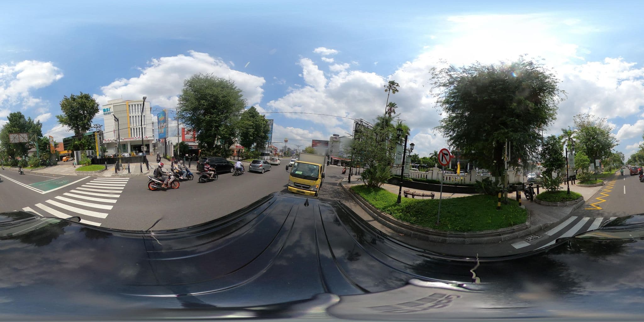 Street view near Swimming pool Hotel Santika, Yogyakarta — © kaart_360 (CC BY-SA · Mapillary)