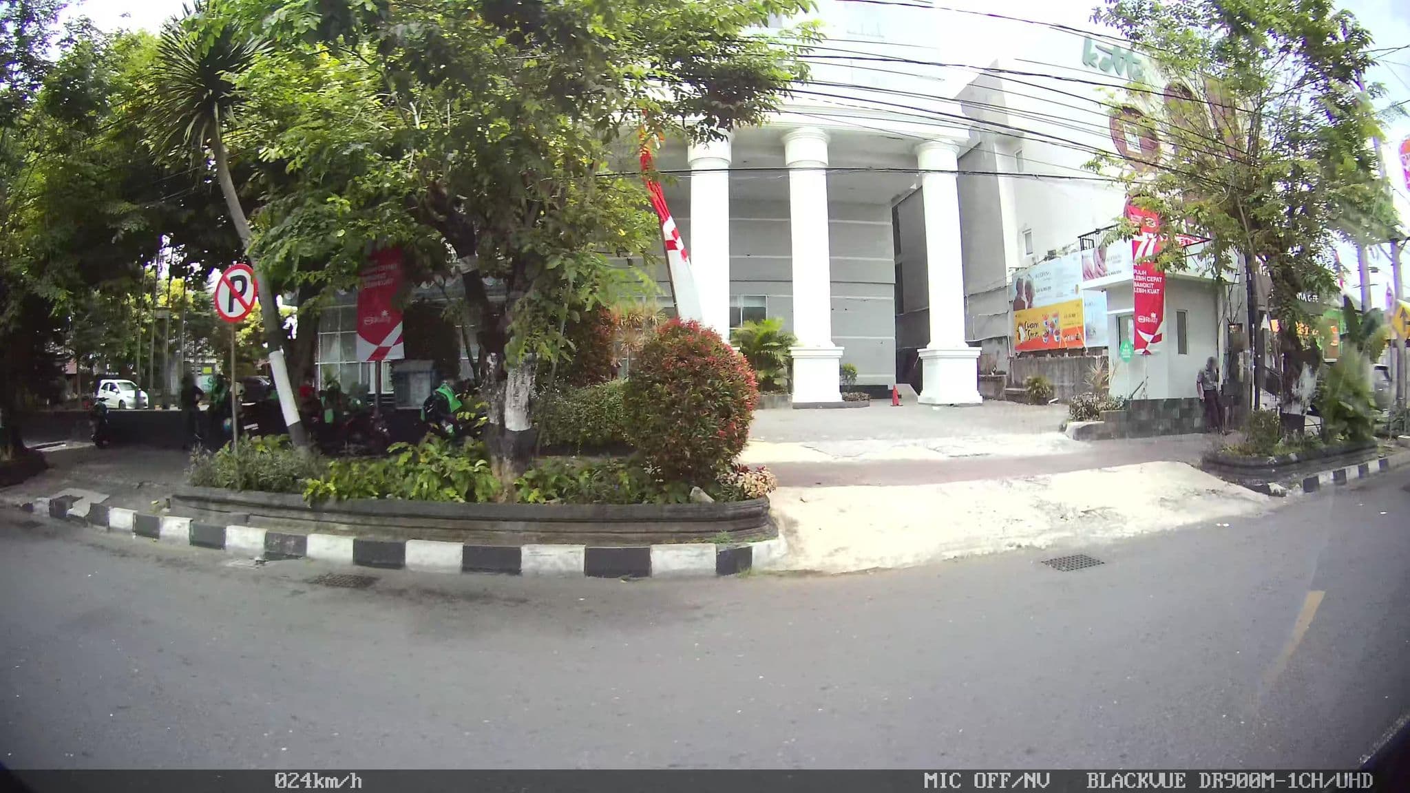 Street view near Hotel Pesonna Tugu Yogjakarta, Yogyakarta — © kaart5 (CC BY-SA · Mapillary)