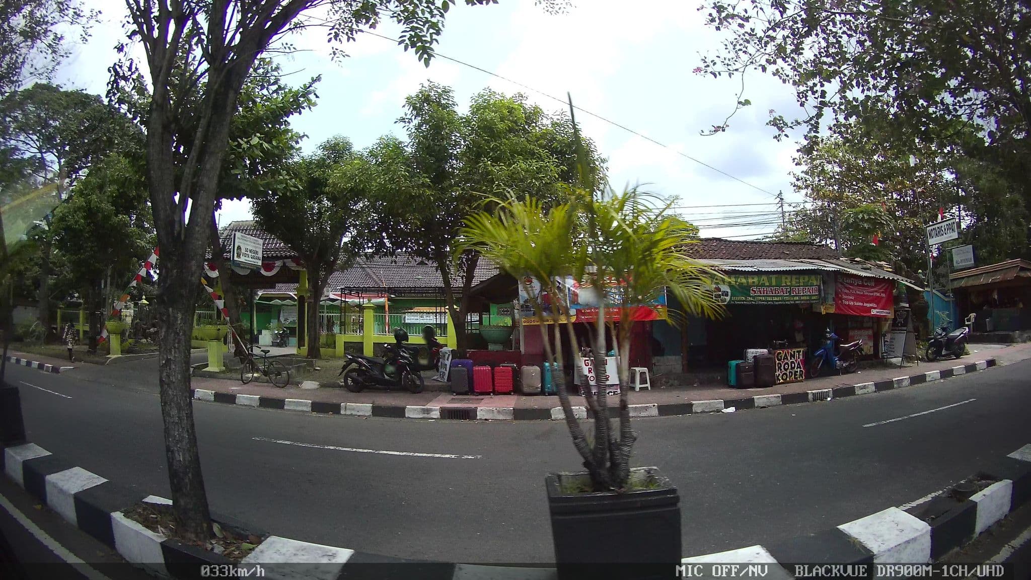 Street view near hotel Istana, Sleman Jogja, Yogyakarta — © kaart5 (CC BY-SA · Mapillary)