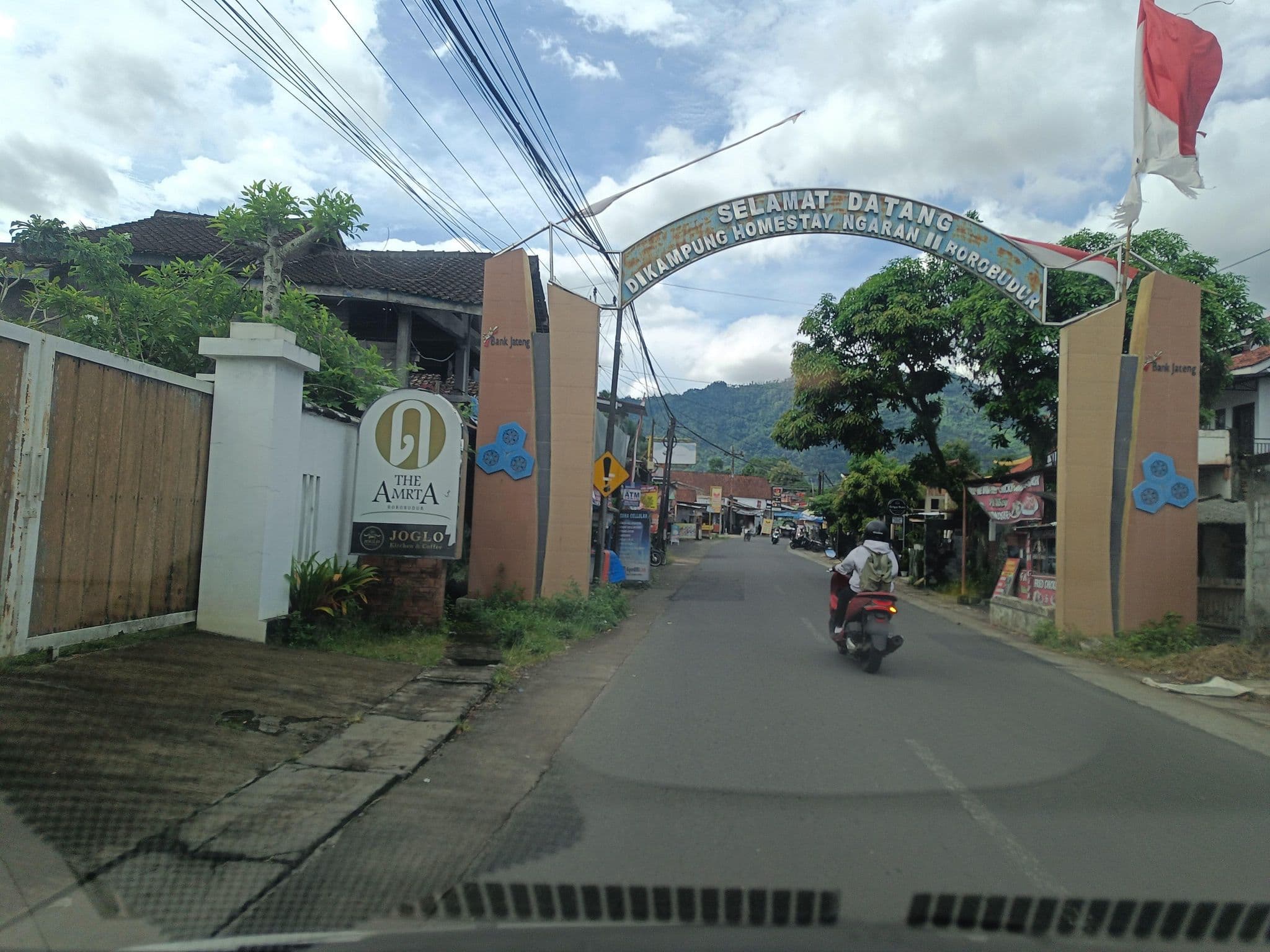 Street view near The Amrta Guest House, Muntilan — © hen0ch (CC BY-SA · Mapillary)