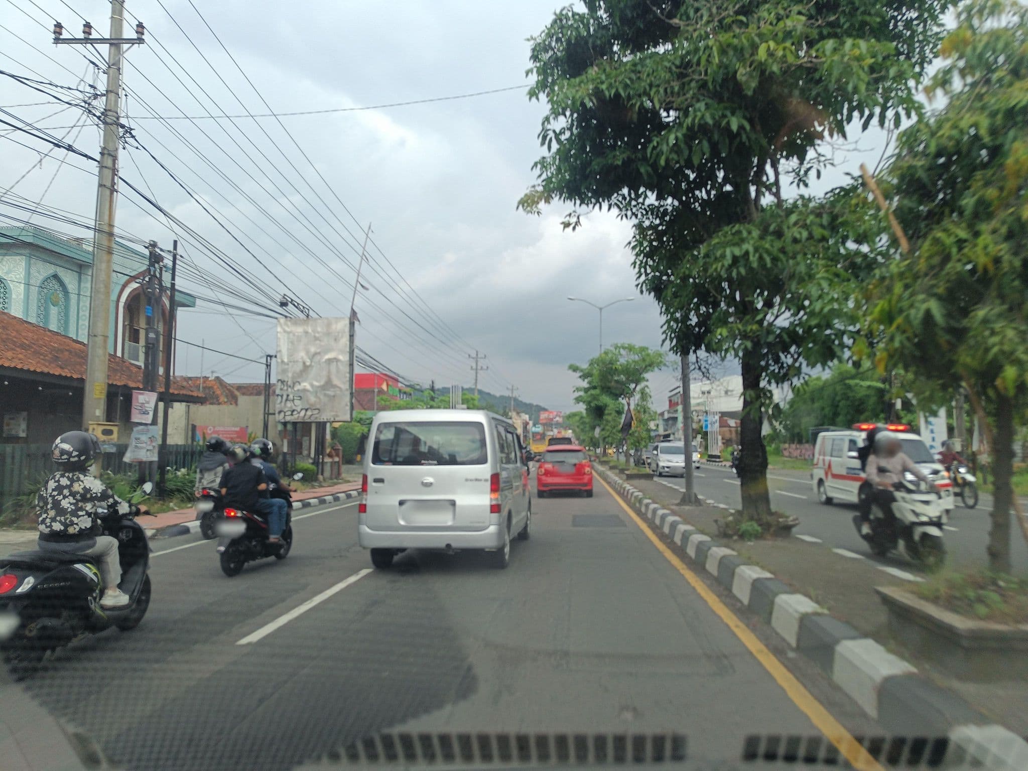 Street view near Hotel Catur, Mertoyudan — © hen0ch (CC BY-SA · Mapillary)