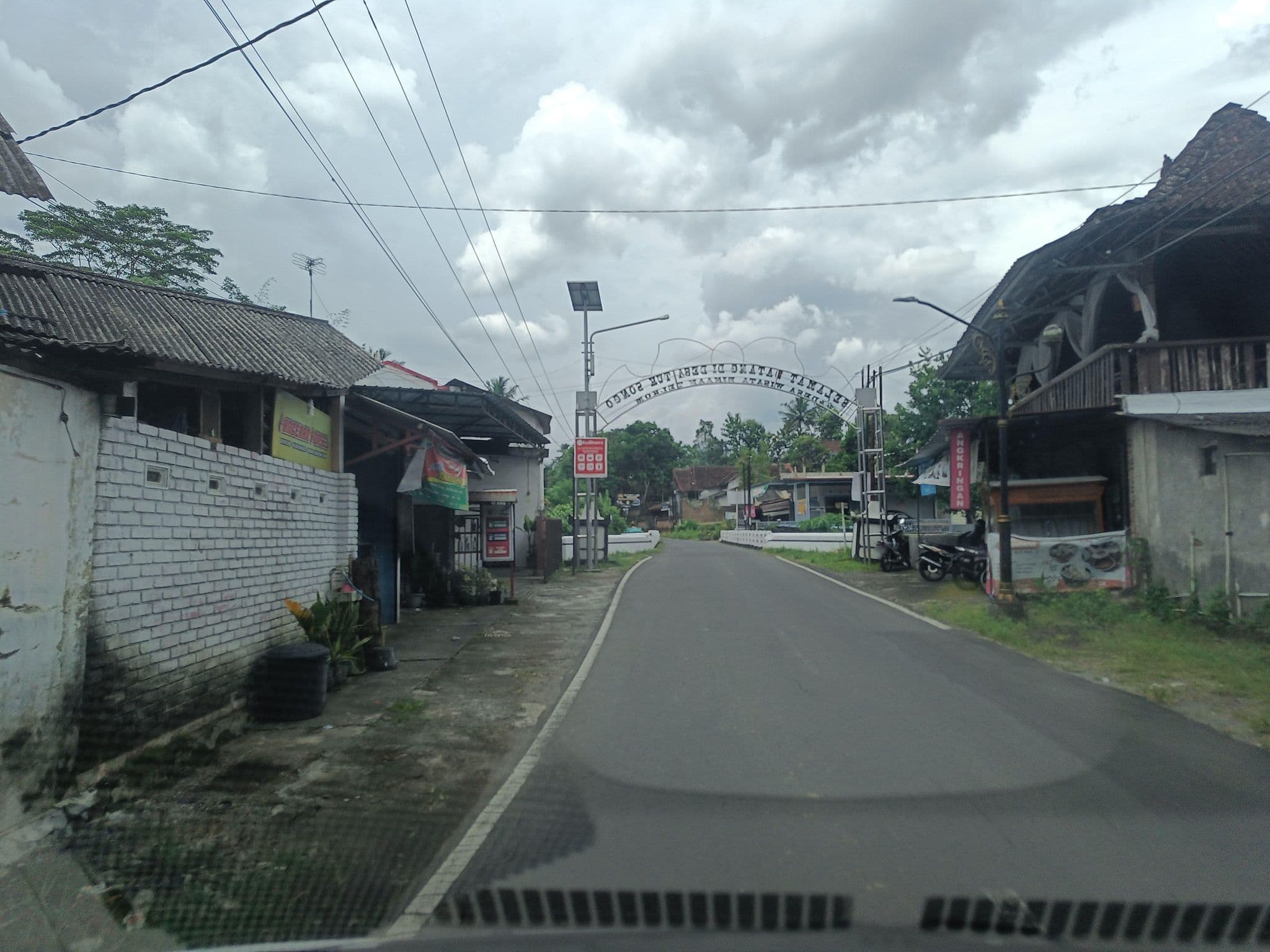 Street view near Khanaya Hotel & Cafe, Muntilan — © hen0ch (CC BY-SA · Mapillary)