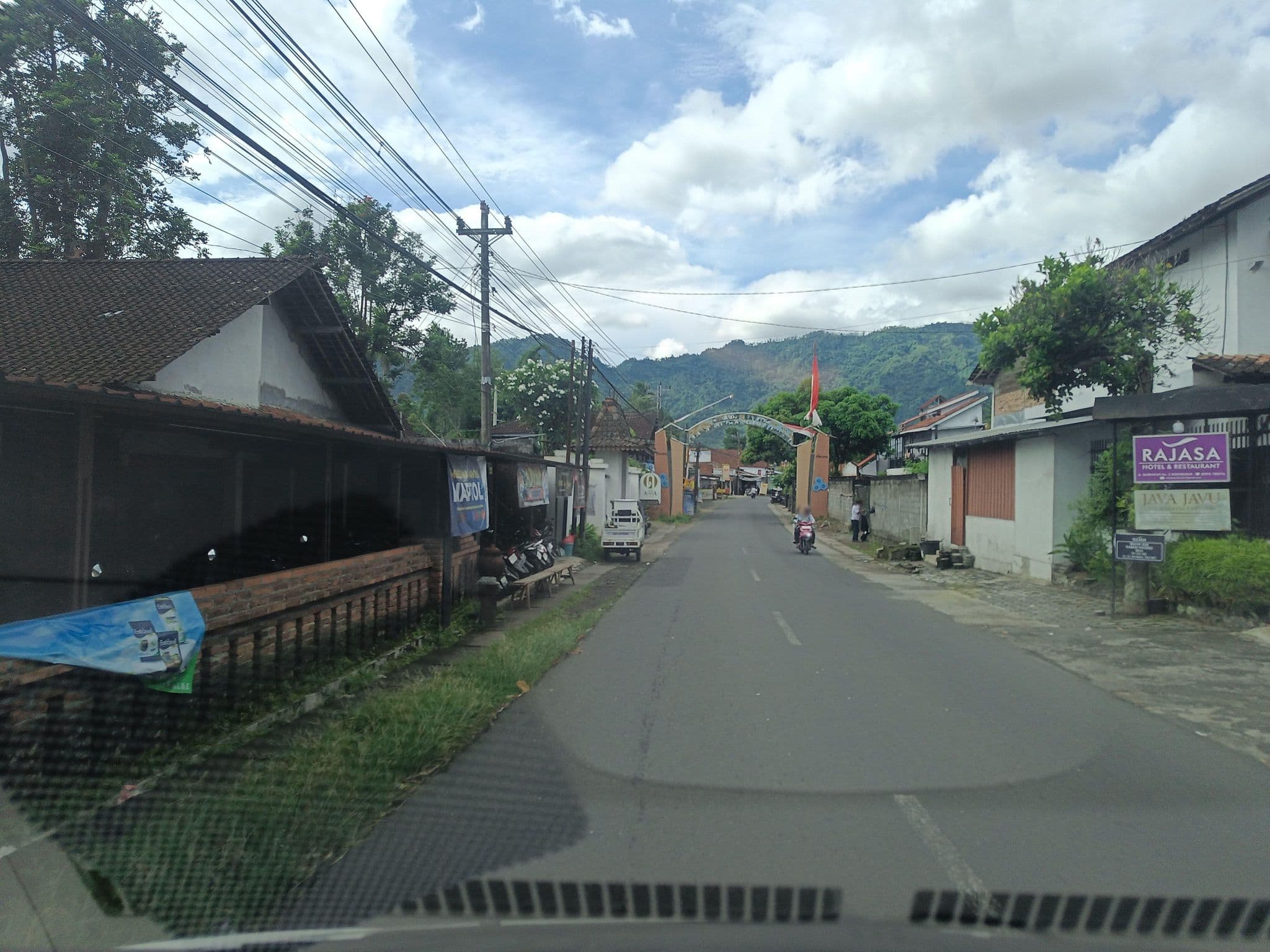 Street view near Rajasa Hotel, Muntilan — © hen0ch (CC BY-SA · Mapillary)