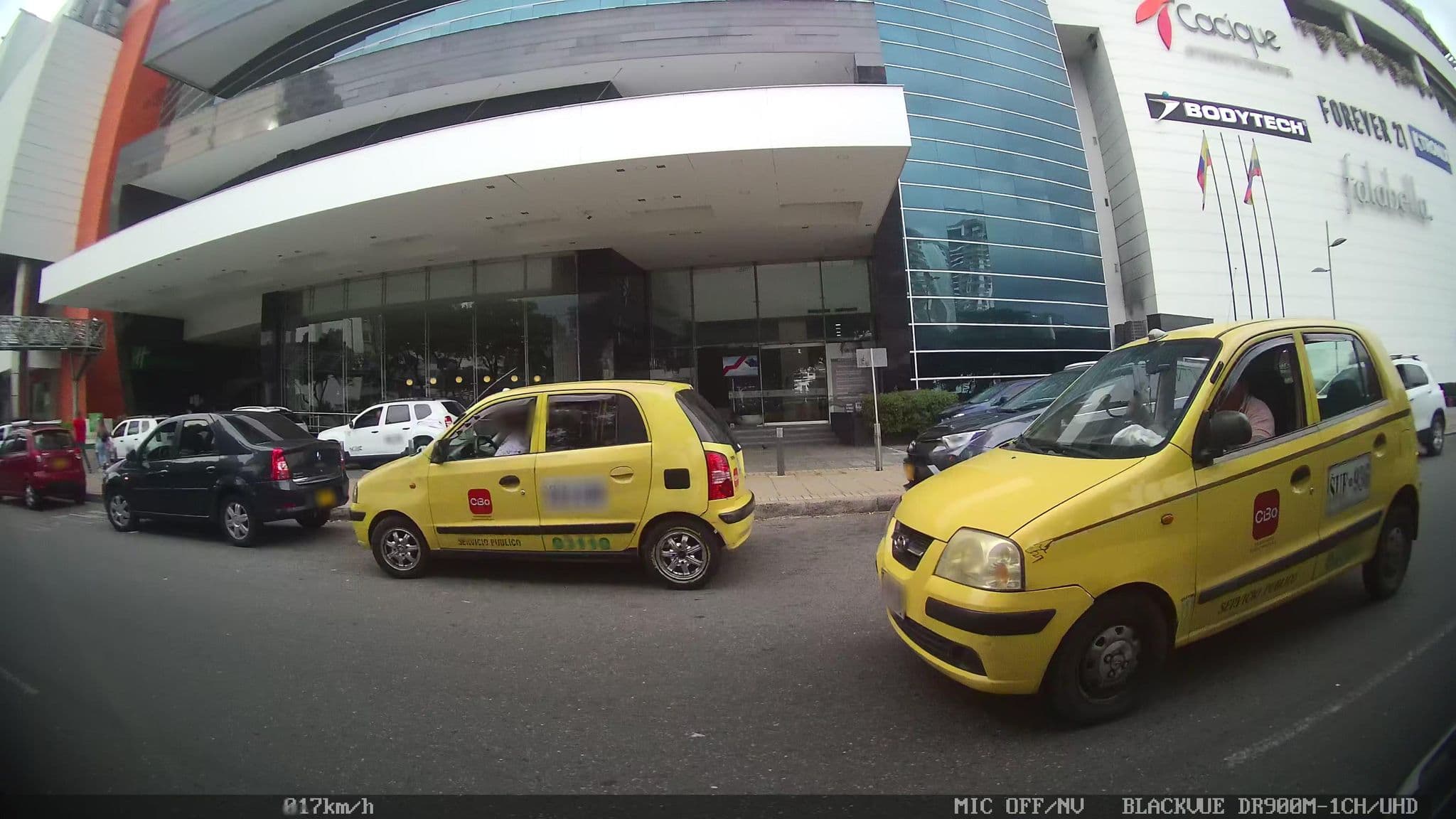 Street view near Holiday Inn, Bucaramanga — © kaart_2 (CC BY-SA · Mapillary)