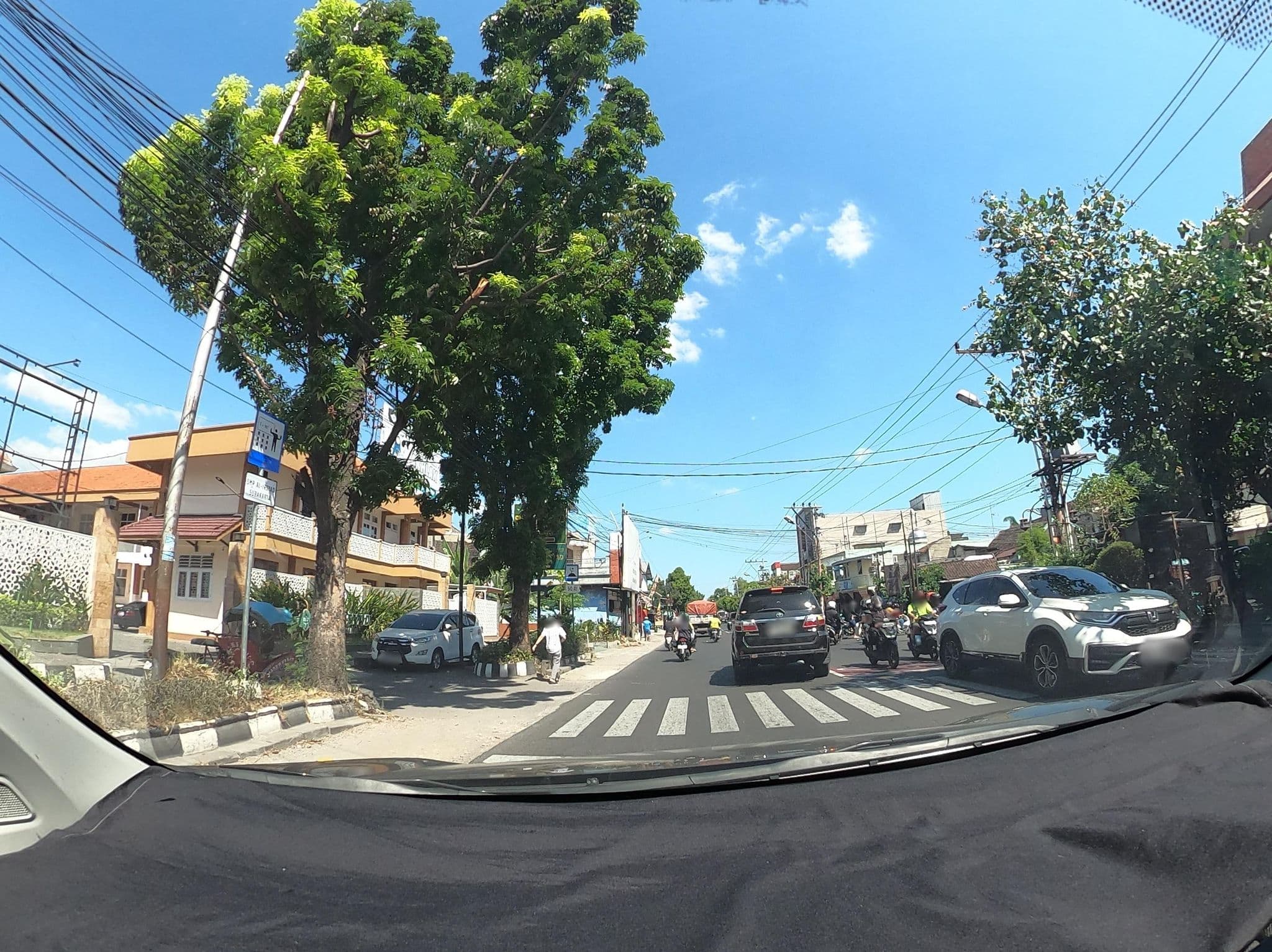 Street view near Aziza Hotel by Horizon, Surakarta — © Kaart_Local (CC BY-SA · Mapillary)