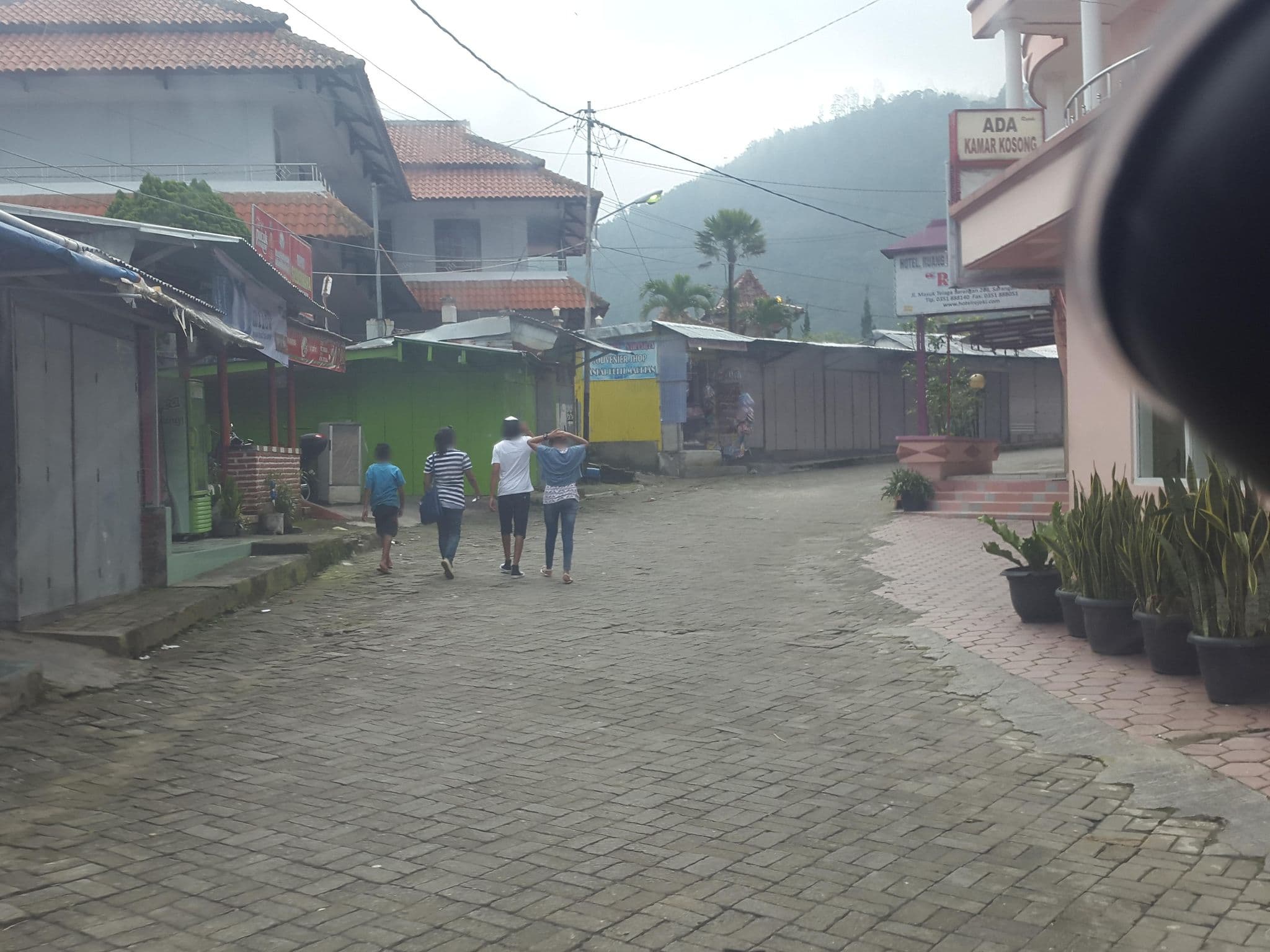 Street view near Hotsl Rejeki Sarangan Magetan, Jatiroto — © roadroid (CC BY-SA · Mapillary)