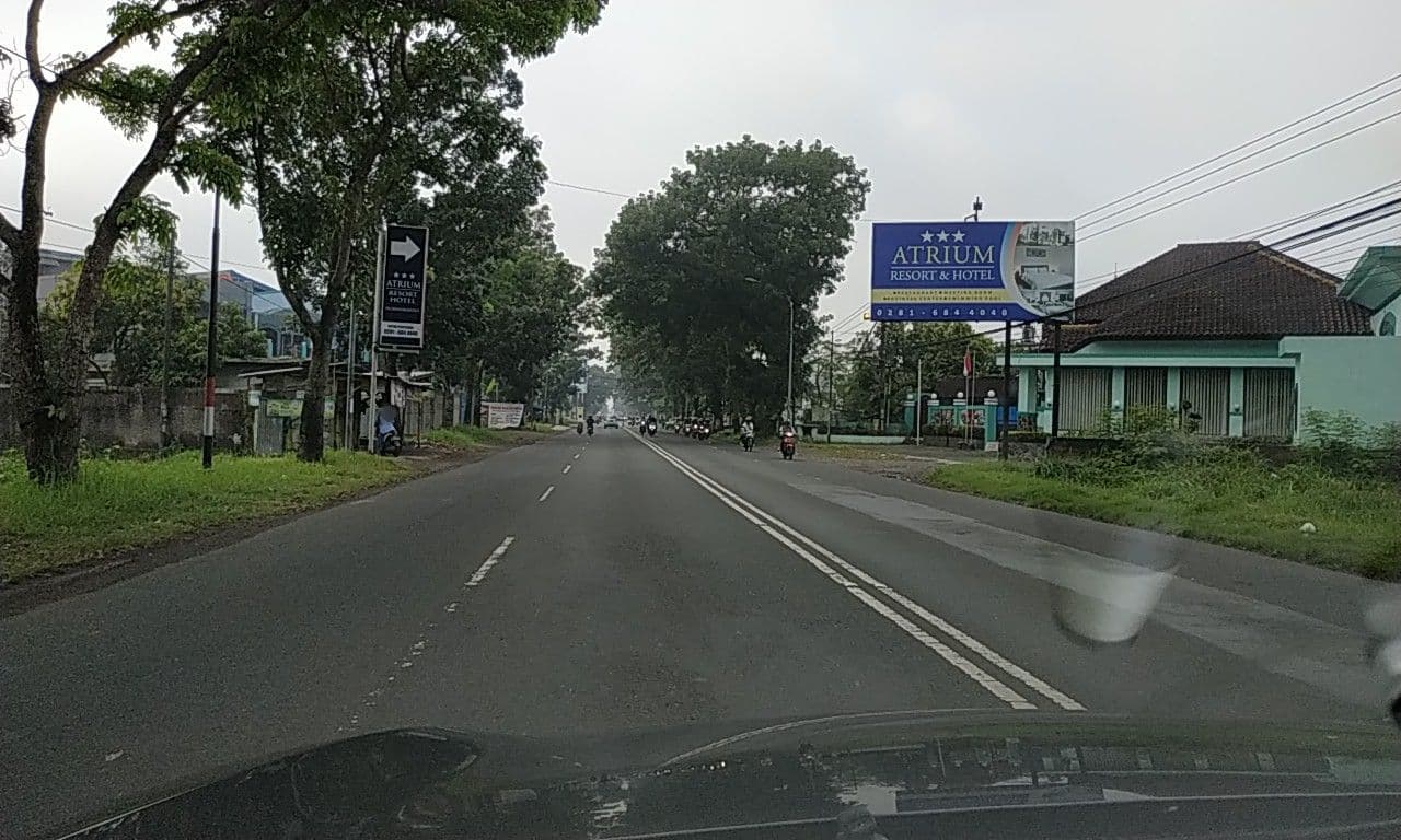 Street view near Azalia swimming pool (Atrium Hotel), Sokaraja — © riyadiwibowo (CC BY-SA · Mapillary)