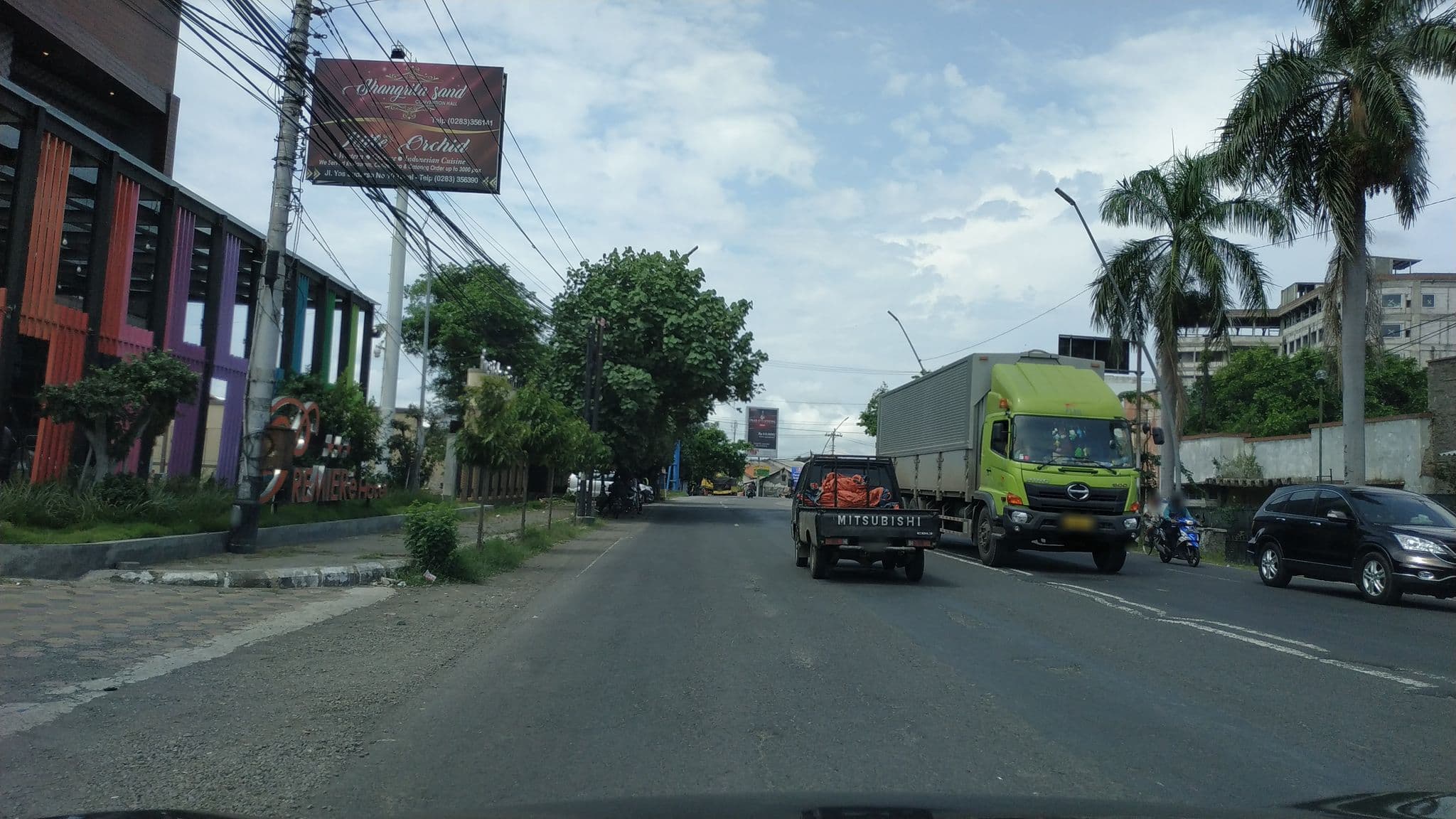 Street view near Premiere Hotel Tegal, Tegal — © akrimullag (CC BY-SA · Mapillary)