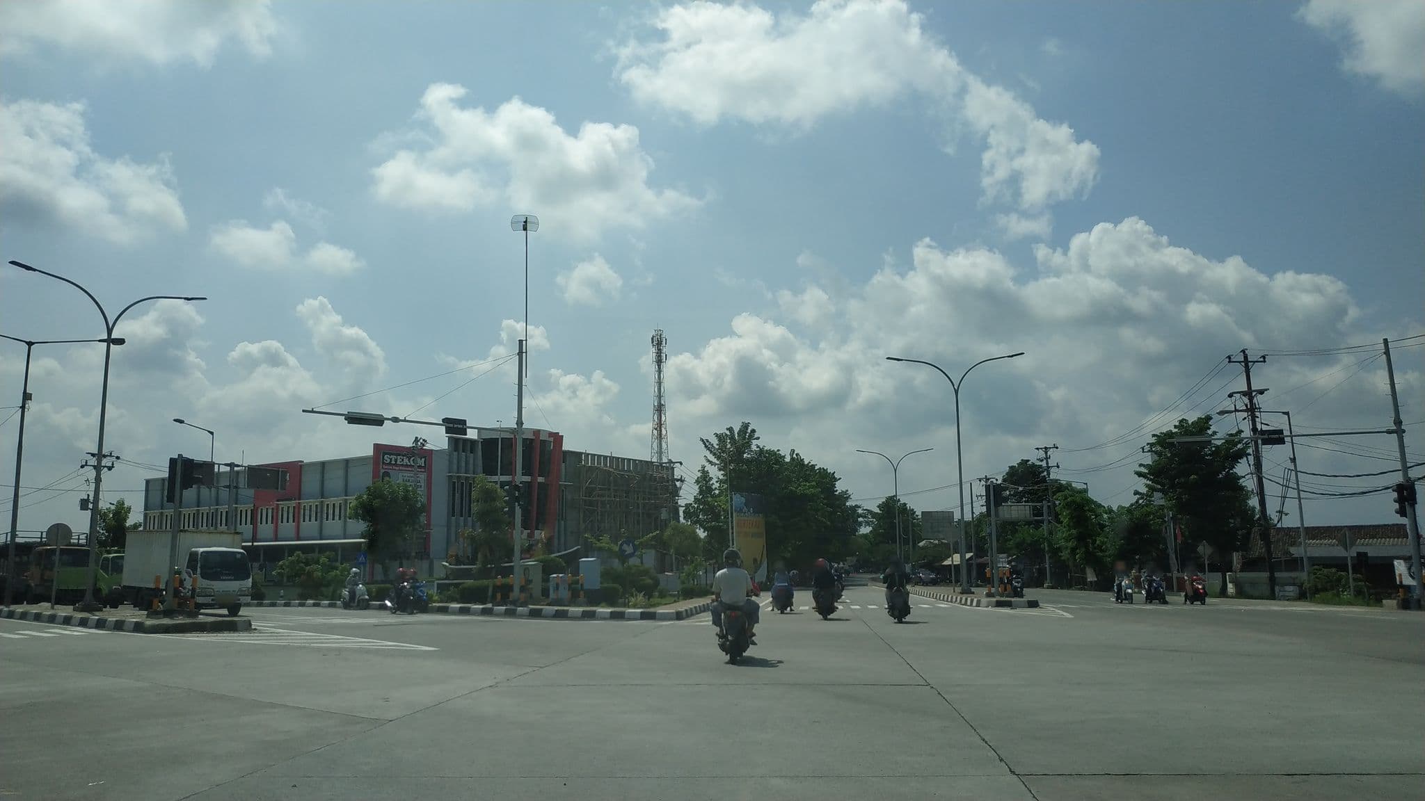 Street view near Hotel Pasar Besar, Weleri — © zainabr (CC BY-SA · Mapillary)