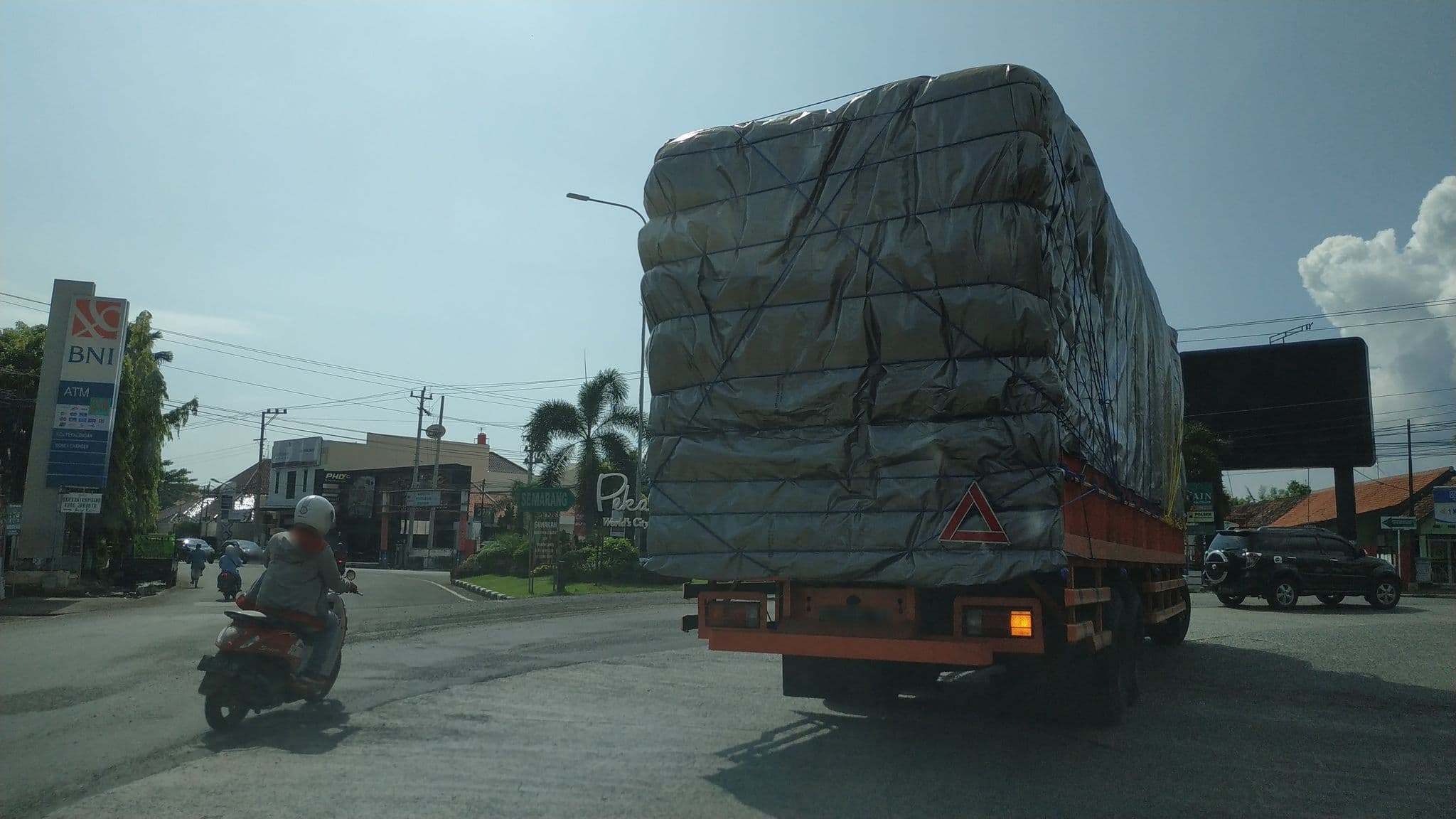 Street view near Hotel Damai Pekalongan, Pekalongan — © zainabr (CC BY-SA · Mapillary)