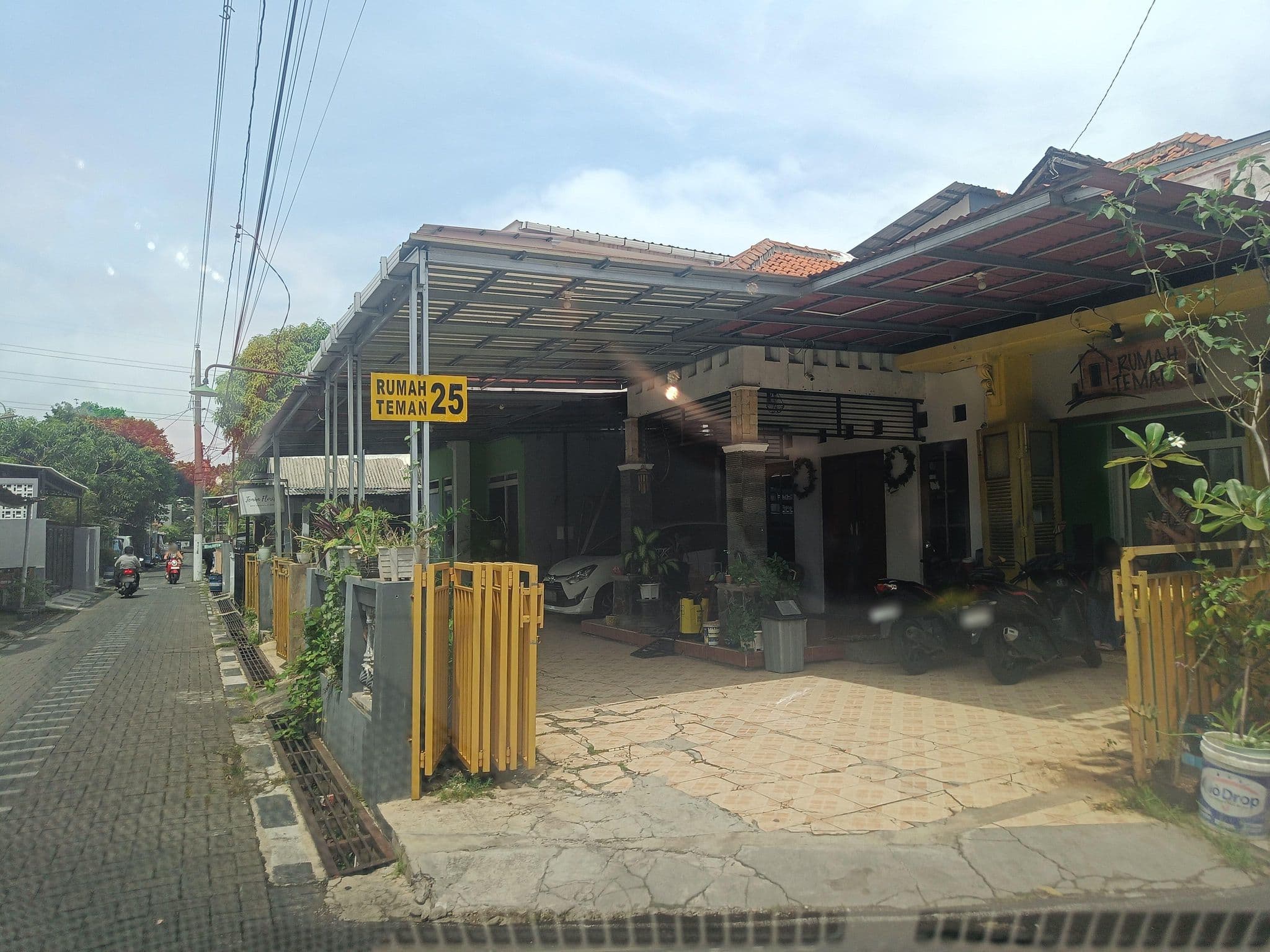Street view near Rumah Teman Homestay, Semarang — © hen0ch (CC BY-SA · Mapillary)
