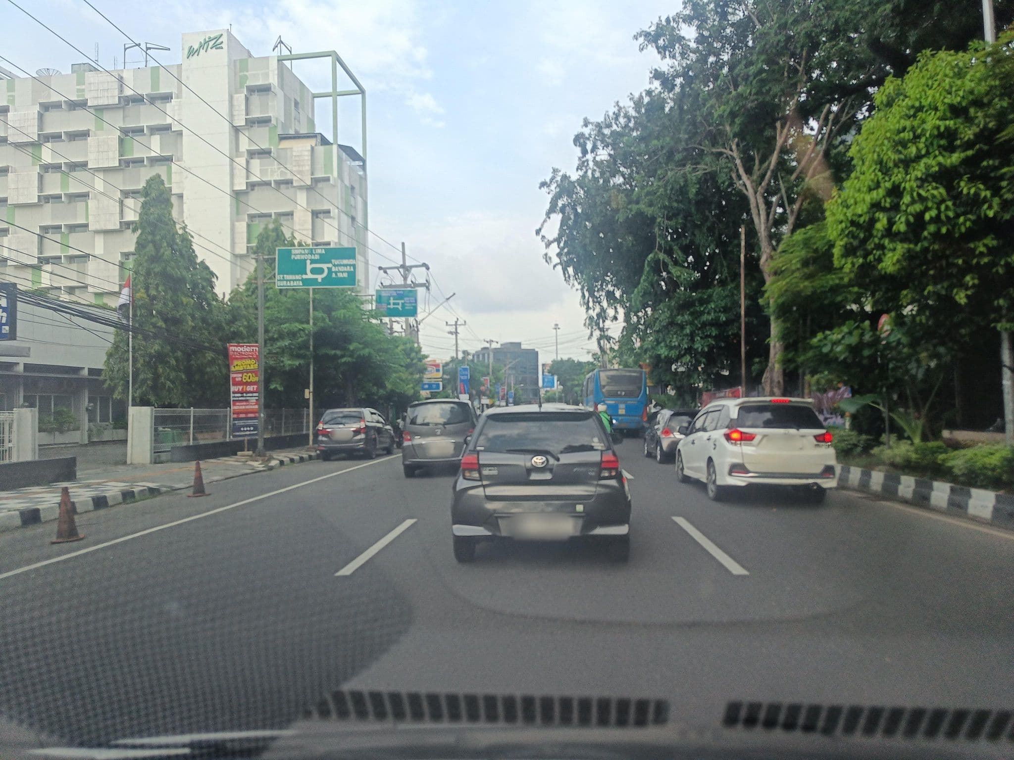 Street view near Novotel Hotel, Semarang — © hen0ch (CC BY-SA · Mapillary)