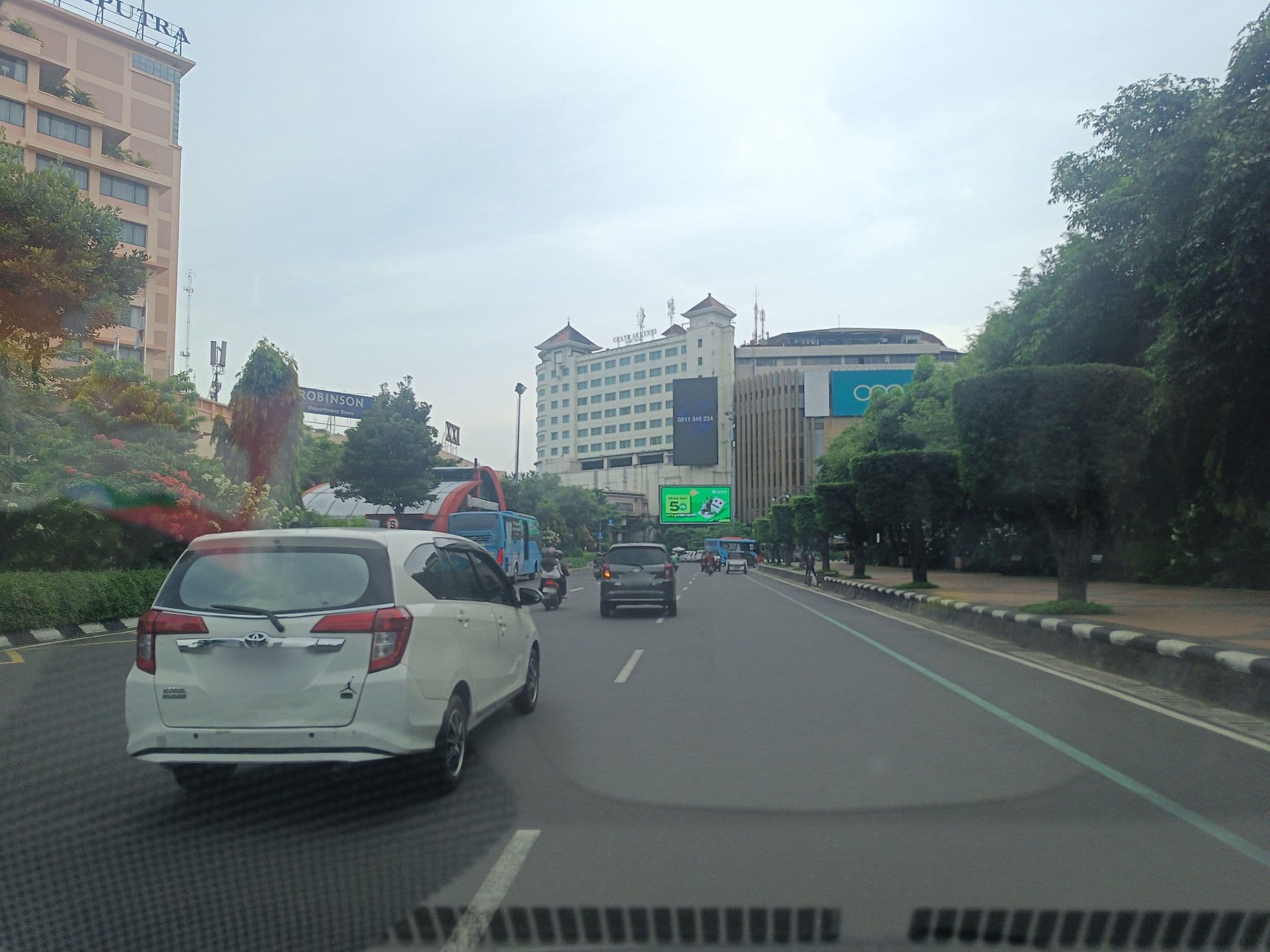 Street view near Horison Hotel 11th.Floor, Semarang — © hen0ch (CC BY-SA · Mapillary)