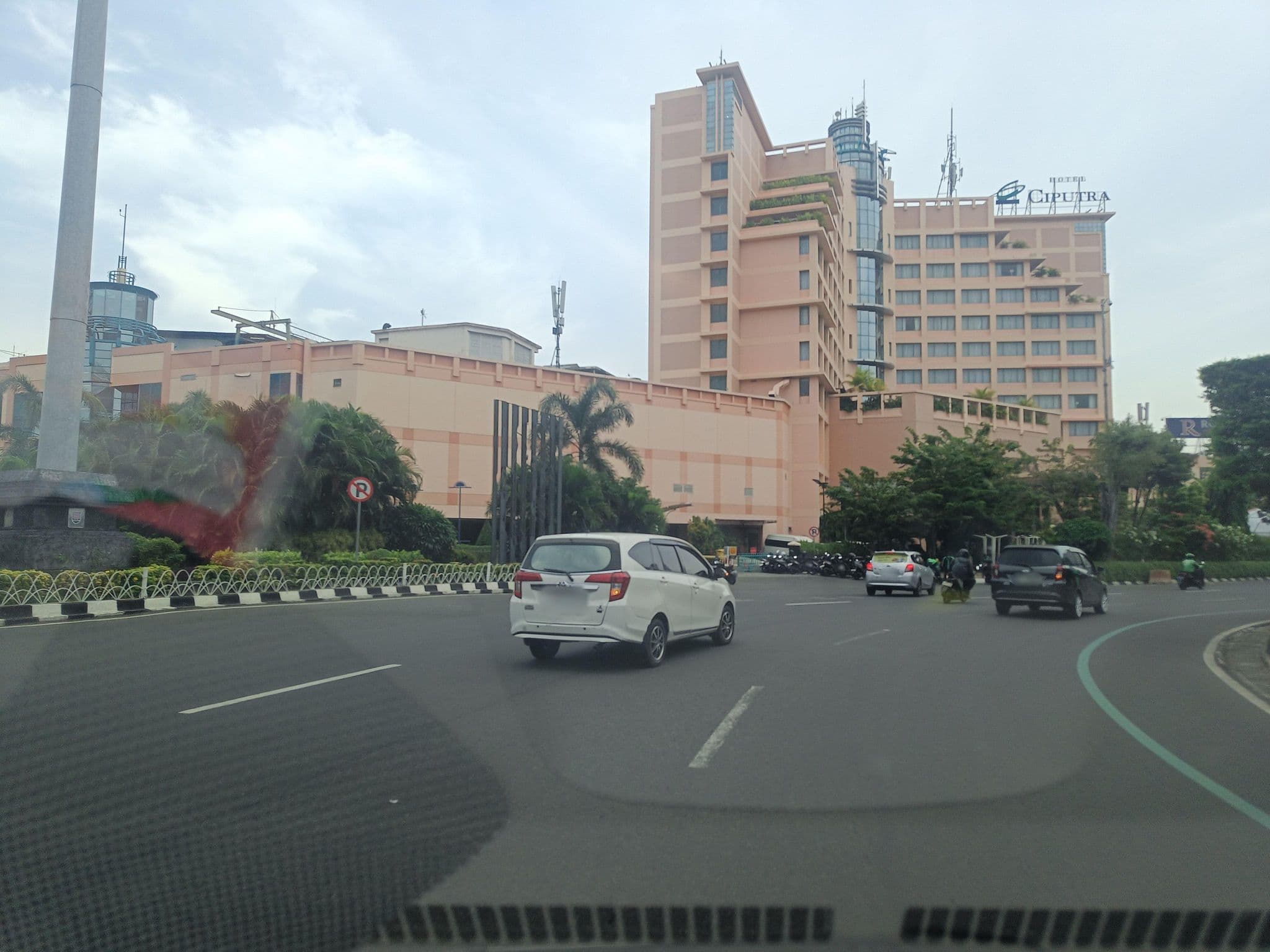 Street view near Pondok Villa Hotel and Resorts Jogjakarta, Semarang — © hen0ch (CC BY-SA · Mapillary)