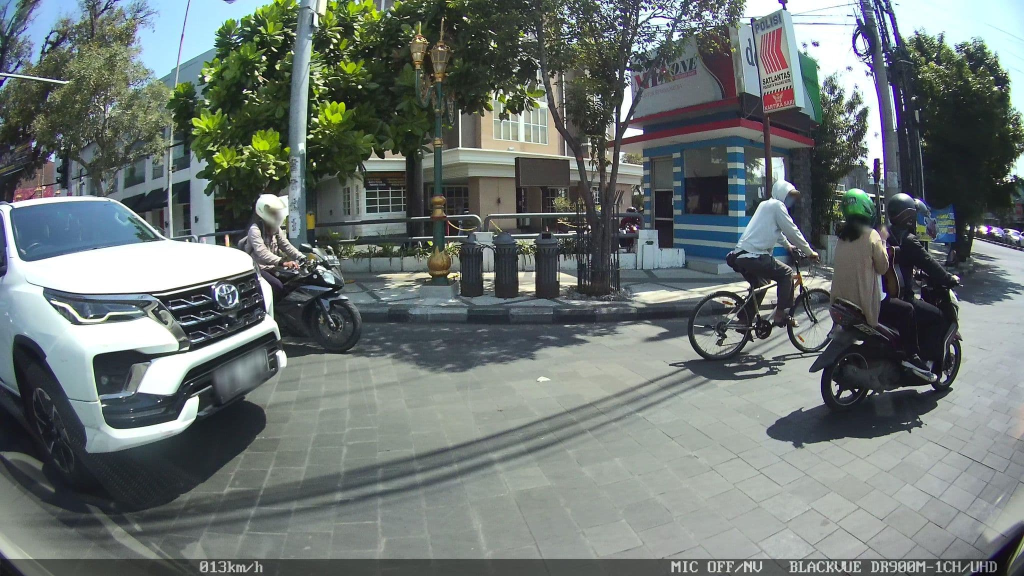Street view near Hotel Trio Indah 2, Malang — © kaart_2 (CC BY-SA · Mapillary)