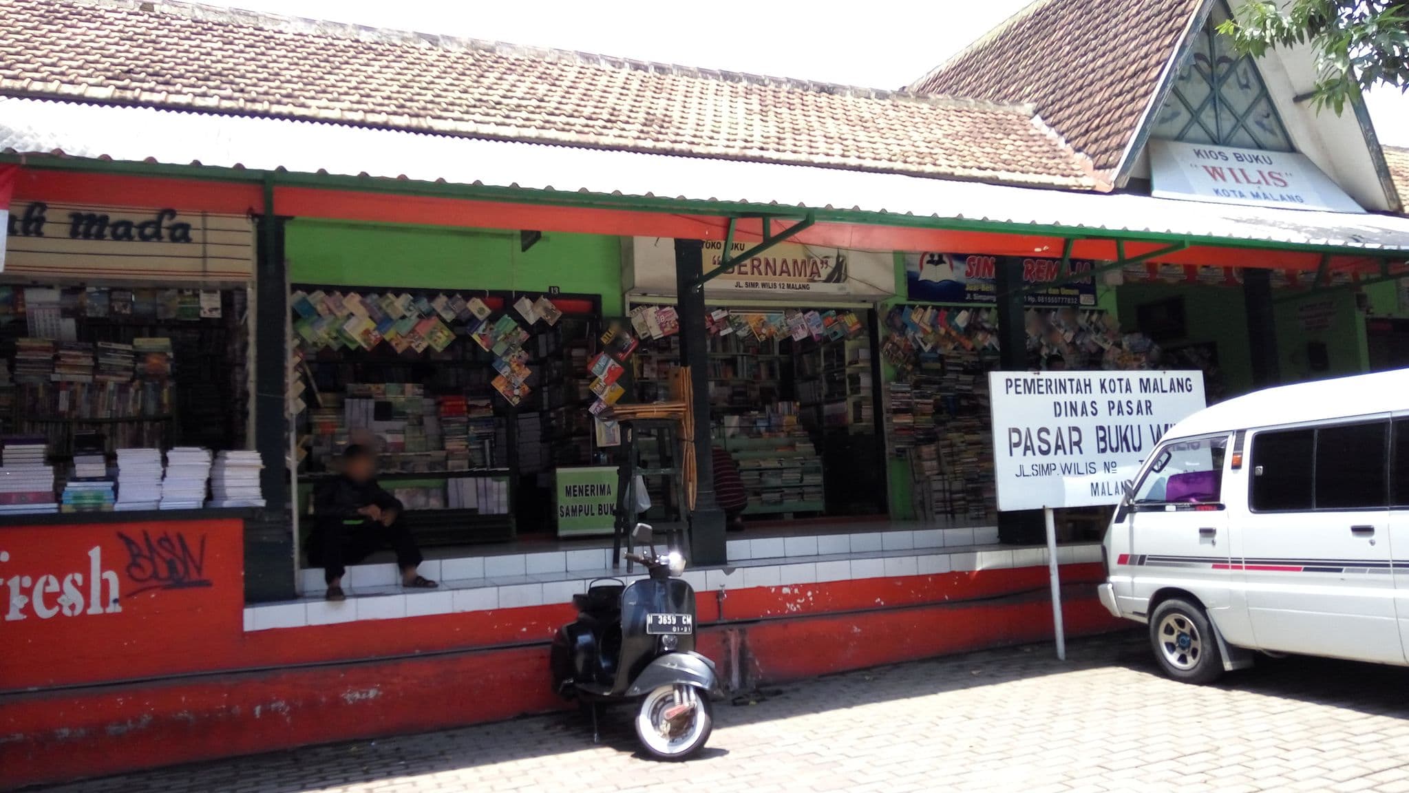 Street view near Kartanegara Hotel, Malang — © arizalkawamuna (CC BY-SA · Mapillary)