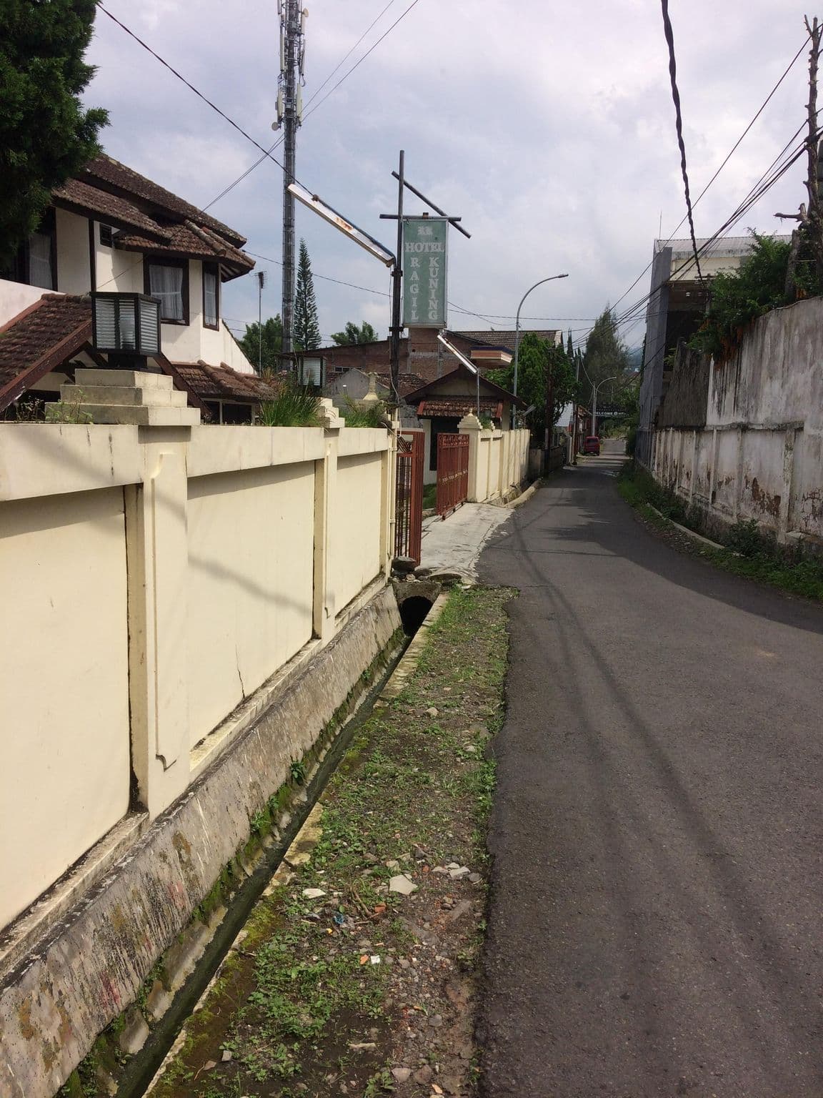 Street view near Hotel Ragil Kuning, Batu — © maphunter_id (CC BY-SA · Mapillary)
