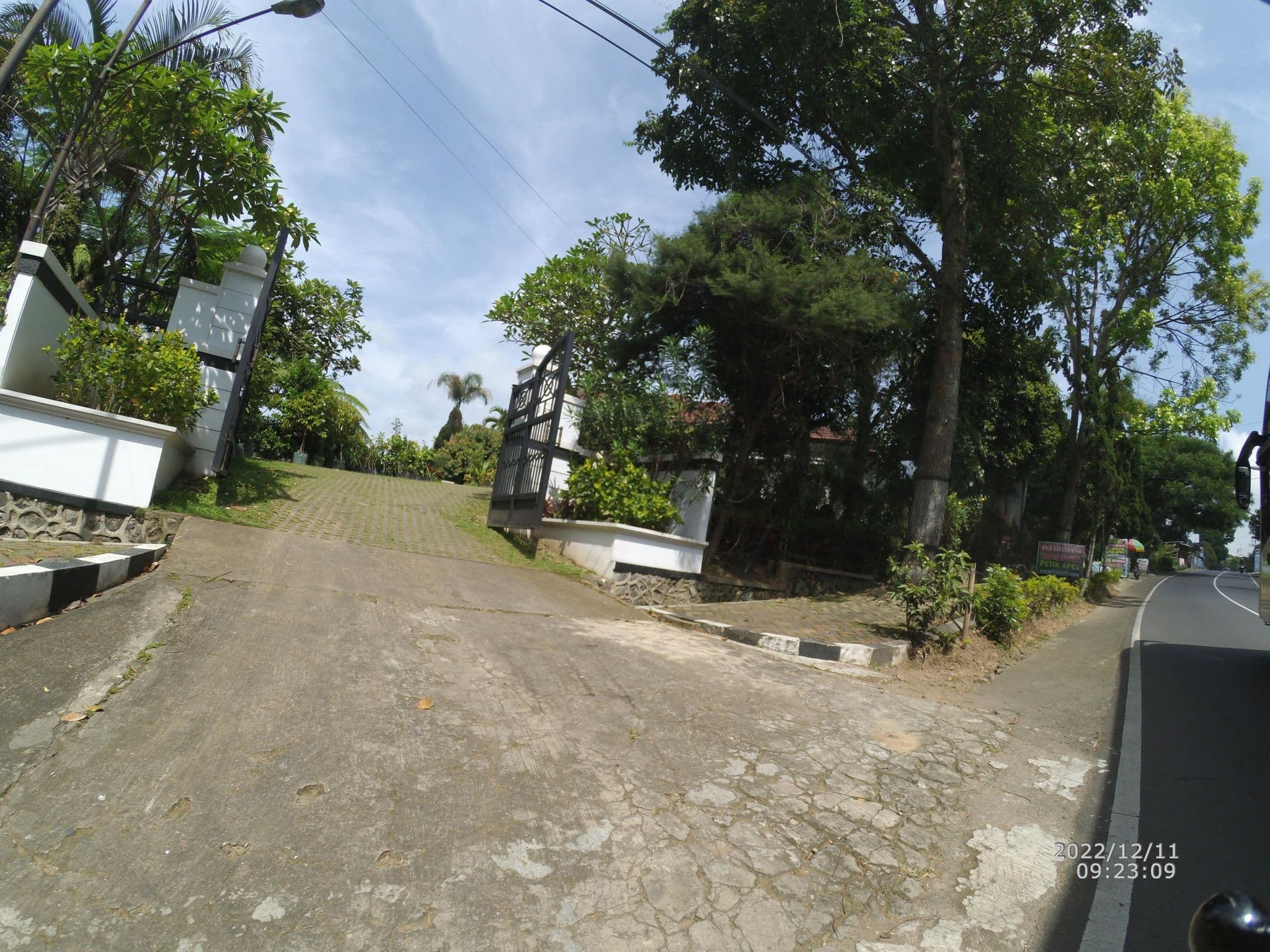 Street view near Hotel Pokokmen, Batu — © maphunter_id (CC BY-SA · Mapillary)