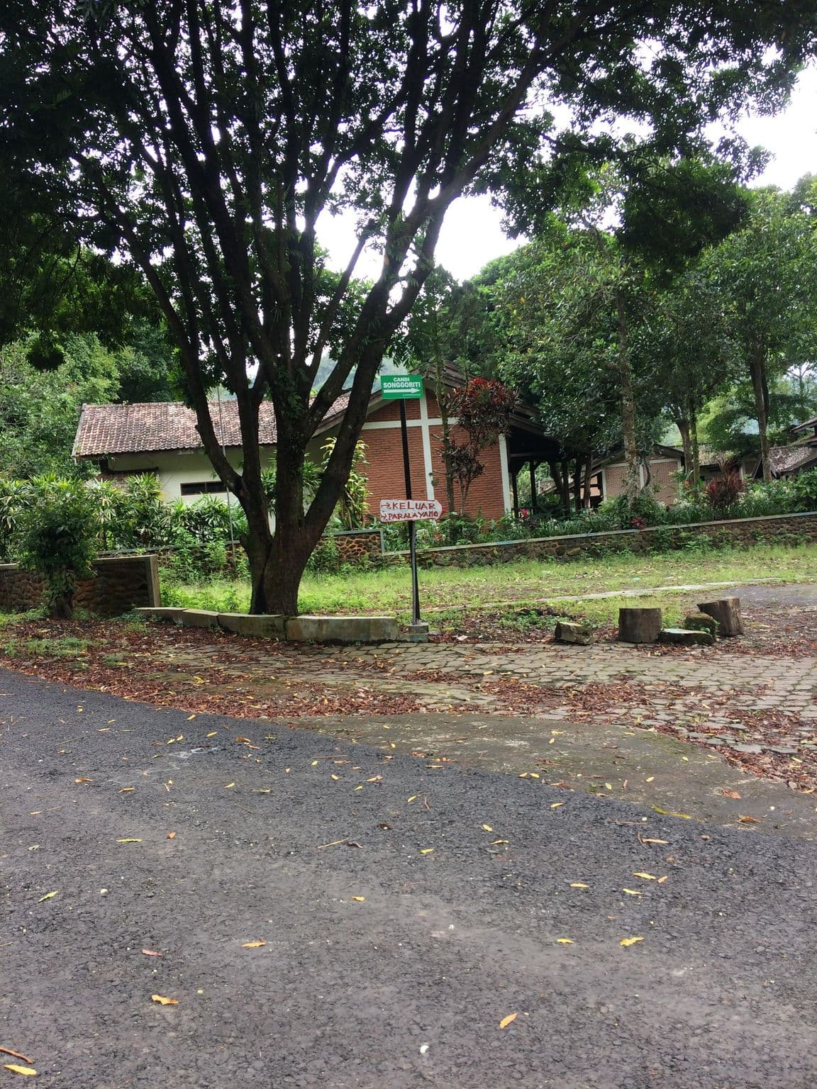 Street view near Jambuluwuk Batu Resort & Convention Hall, Batu — © maphunter_id (CC BY-SA · Mapillary)