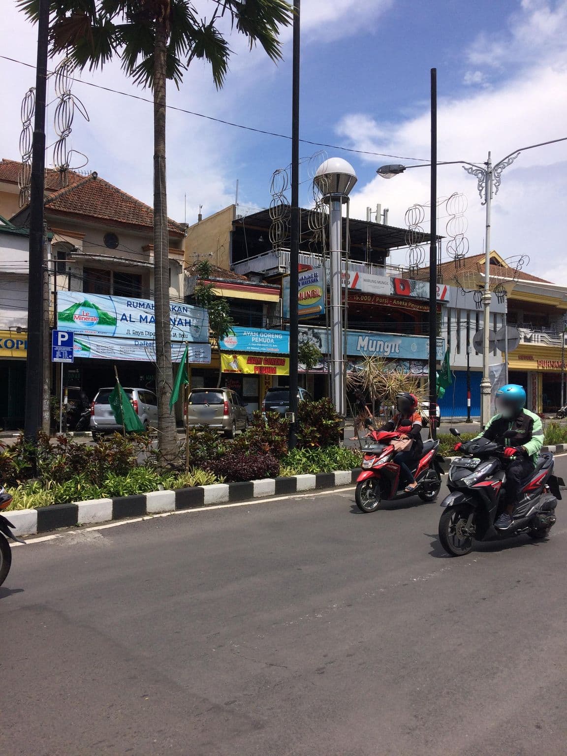 Street view near Regent's park hotel, Batu — © maphunter_id (CC BY-SA · Mapillary)