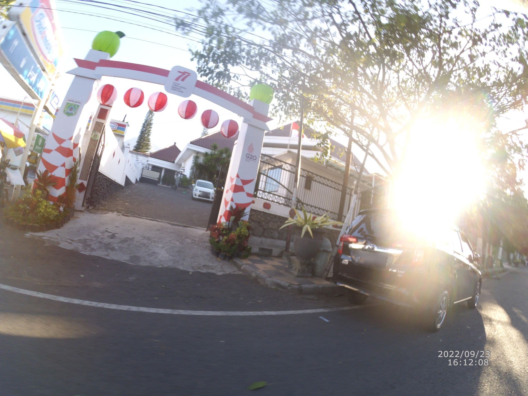 Street view near De Daunan Home and Garden Boutique Hotel, Batu — © maphunter_id (CC BY-SA · Mapillary)