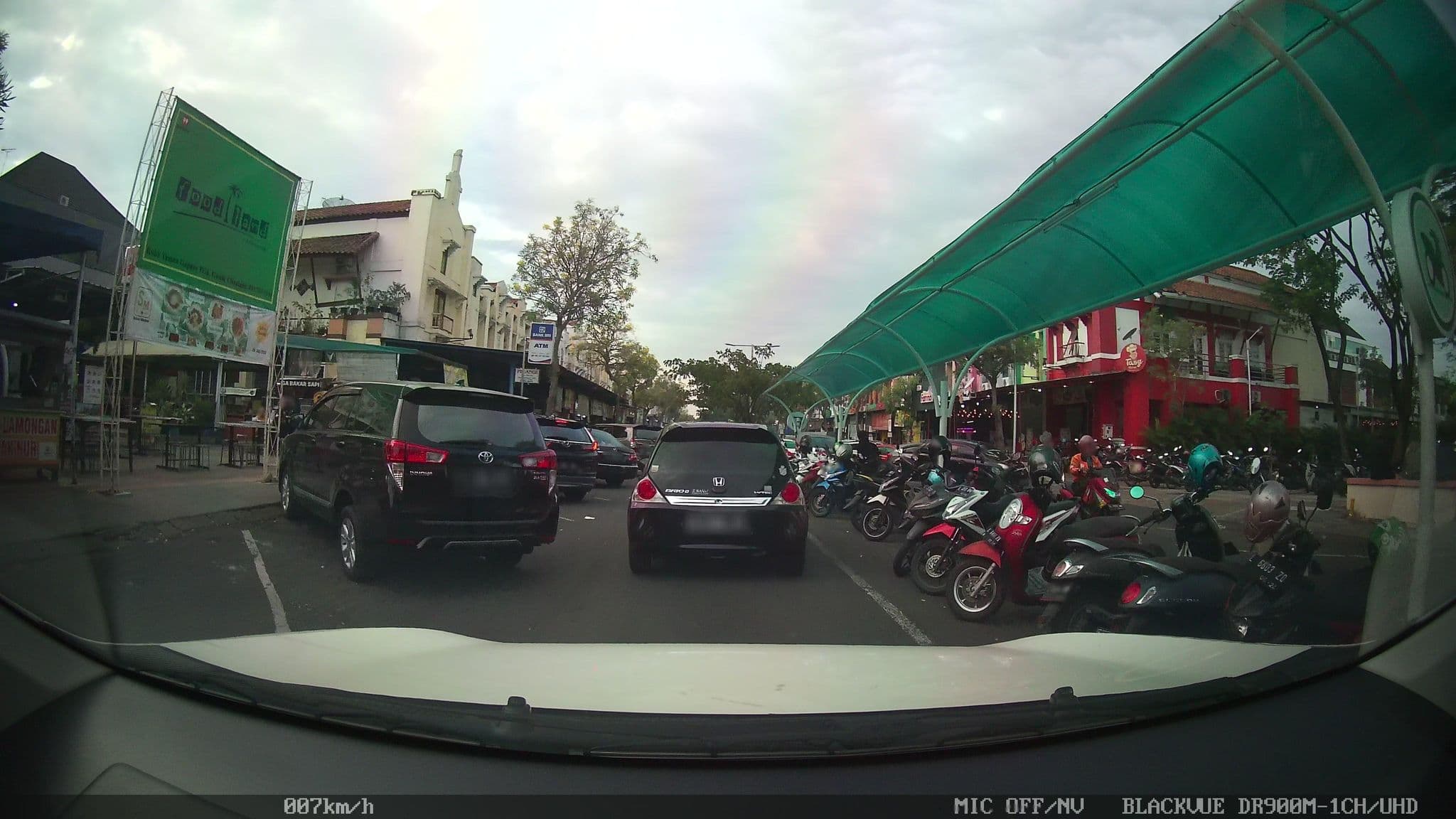 Street view near Alila hotel jakarta, Driyorejo — © kaart_2 (CC BY-SA · Mapillary)