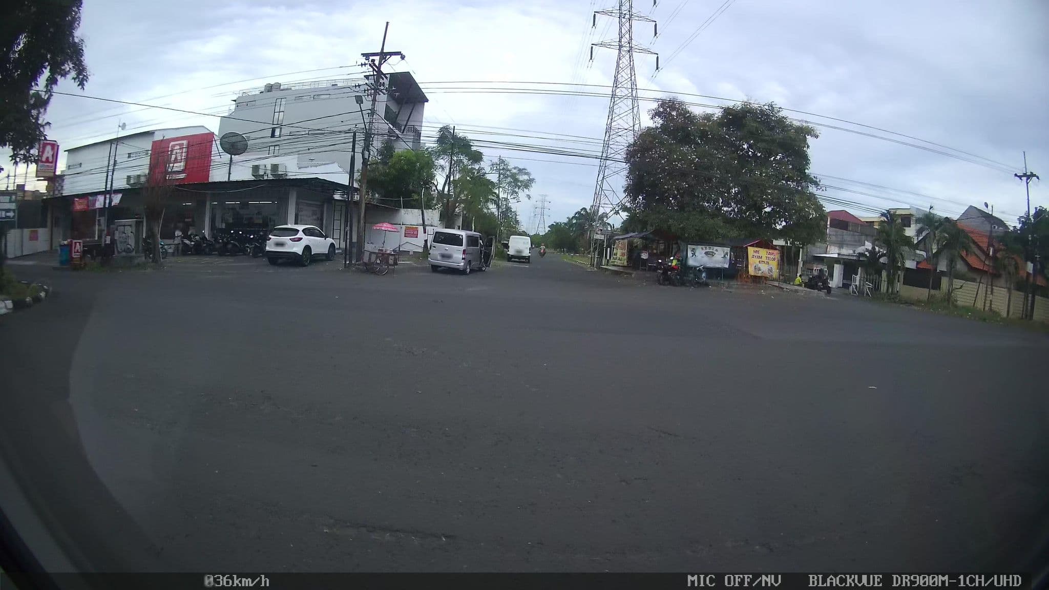 Street view near Lombok Plaza Hotel, Lombok Mataram(NTB), Surabaya — © kaart_2 (CC BY-SA · Mapillary)
