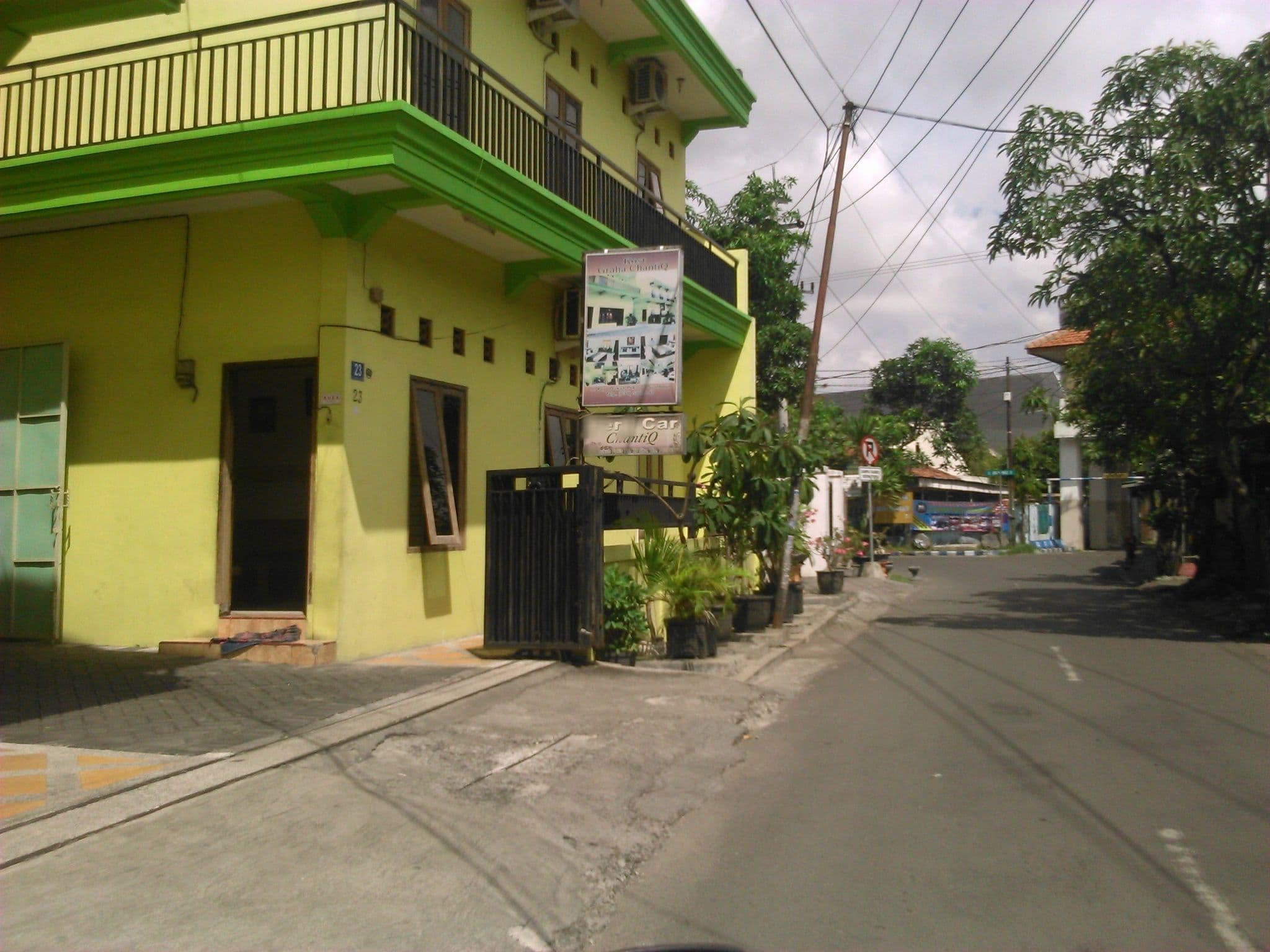 Street view near Graha Chantiq Homestay, Surabaya — © nhrf31 (CC BY-SA · Mapillary)