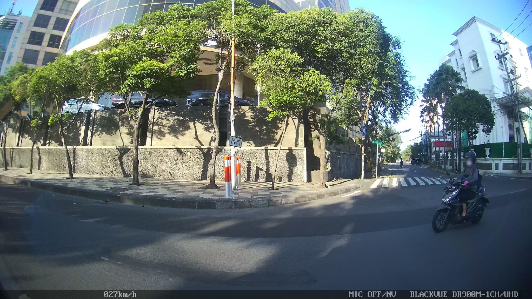Street view near Wyndham Hotel, Surabaya — © kaart_2 (CC BY-SA · Mapillary)