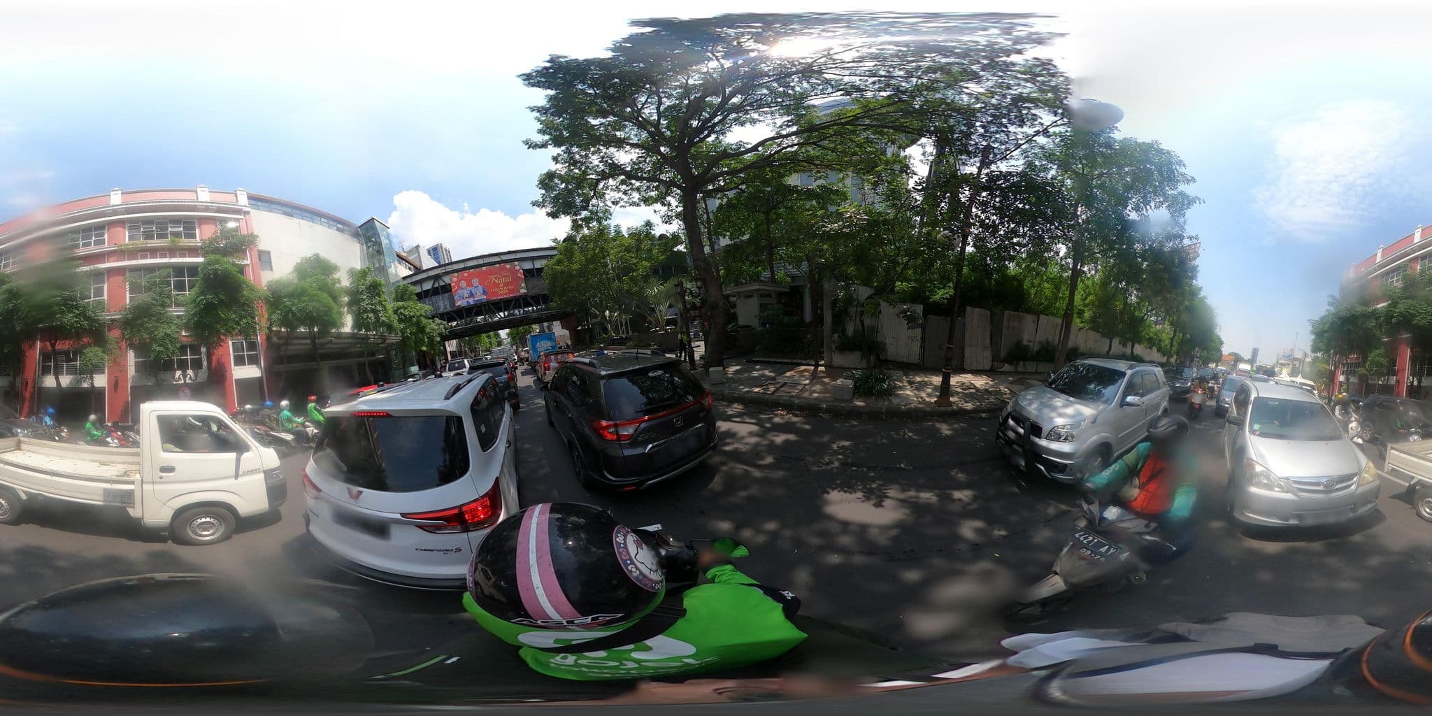 Street view near Hotel Tunjungan Surabaya  Hotel and Convention Center, Surabaya — © rgtm_ryuiki (CC BY-SA · Mapillary)