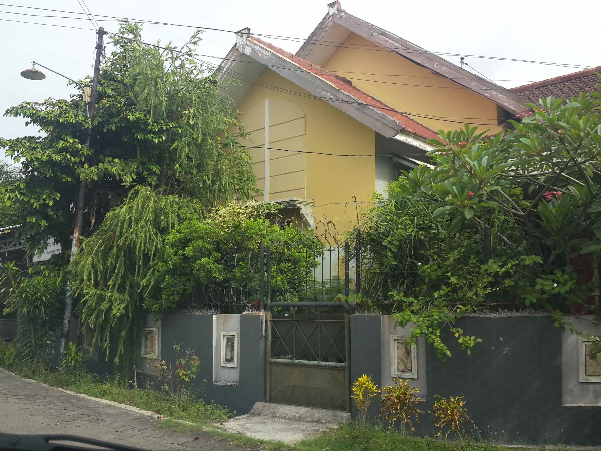 Street view near Dar Al-Eiman Royal, Gresik — © iamrioo (CC BY-SA · Mapillary)