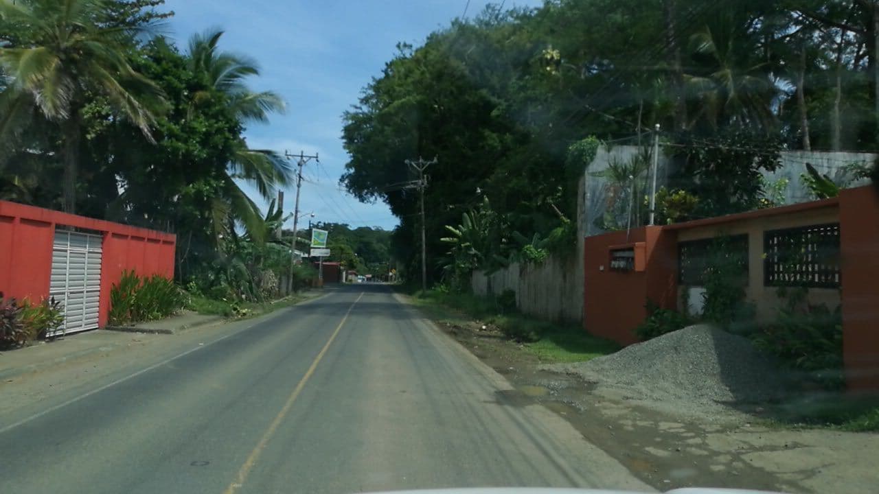 Street view near Aptos. Playa Bonita, Limón — © rngkll (CC BY-SA · Mapillary)