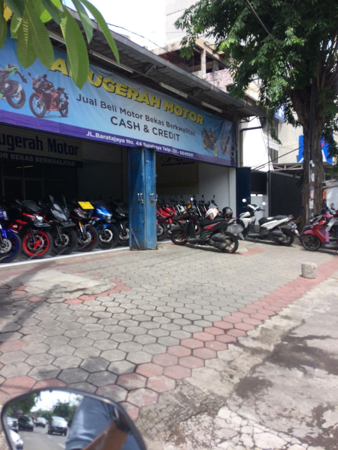 Street view near Luxpoint Hotel Baratajaya, Surabaya — © maphunter_id (CC BY-SA · Mapillary)