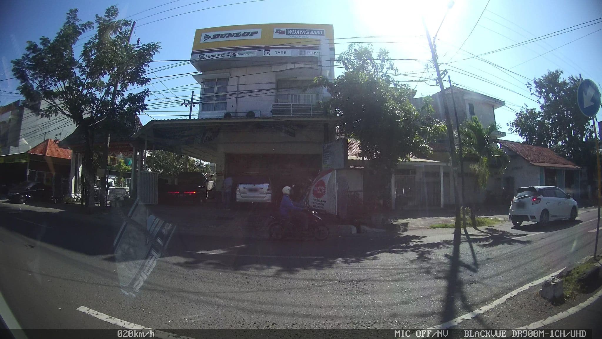 Street view near Luxpoint Hotel, Surabaya — © kaart_2 (CC BY-SA · Mapillary)