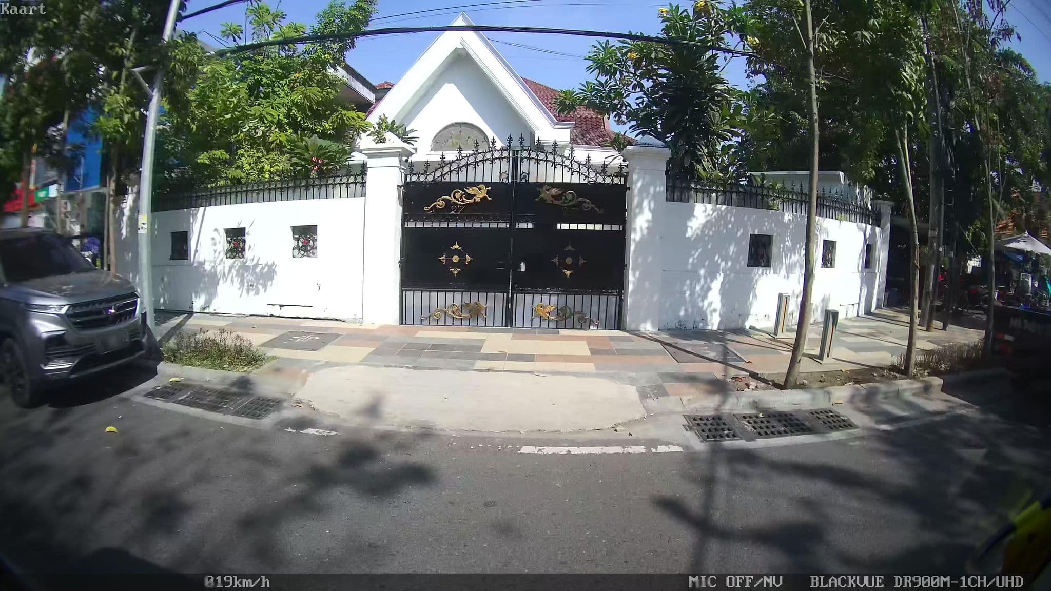 Street view near garden palace, Surabaya — © kaart_2 (CC BY-SA · Mapillary)