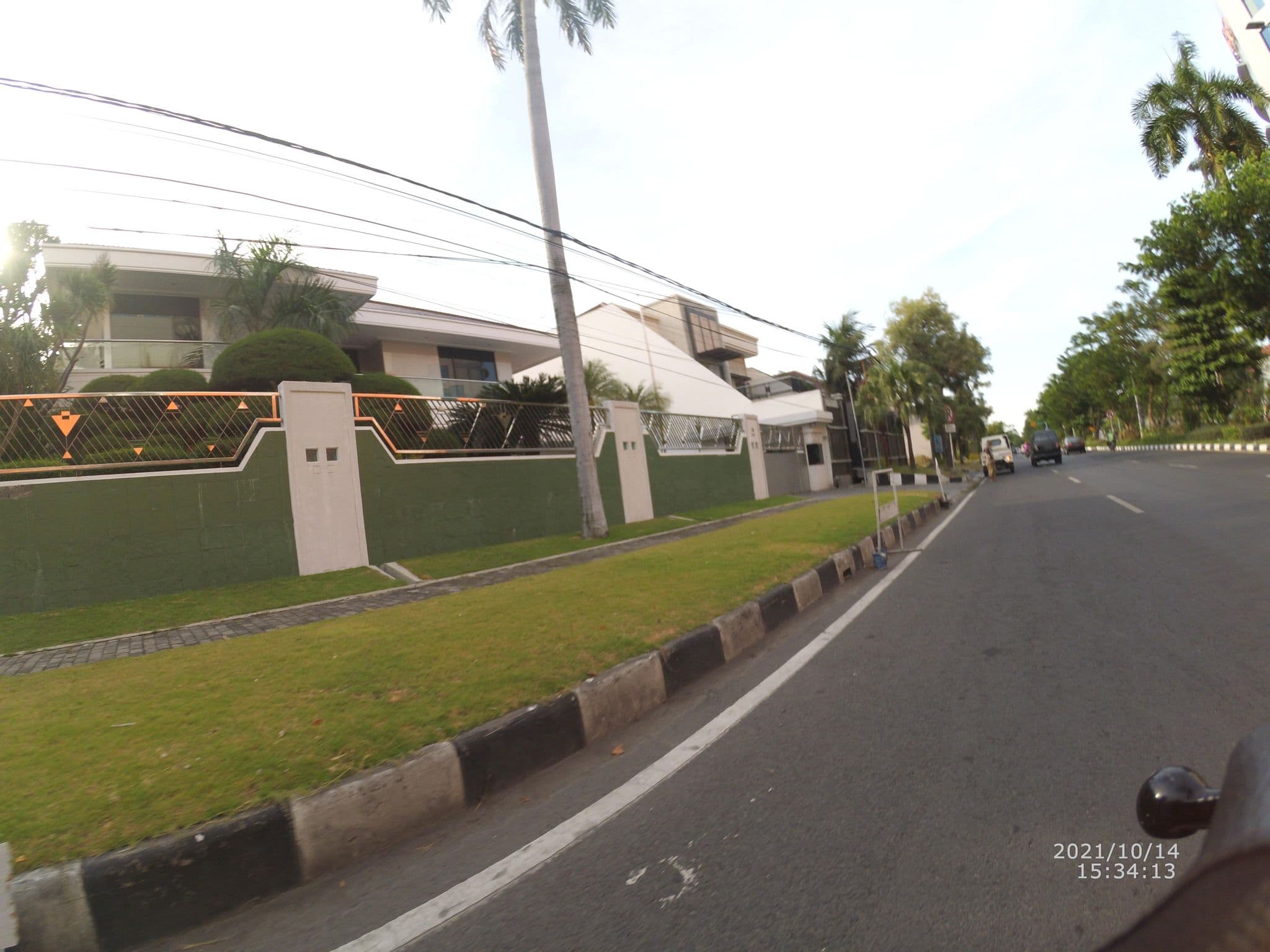 Street view near Shangri-La Cake Shop, Surabaya — © maphunter_id (CC BY-SA · Mapillary)