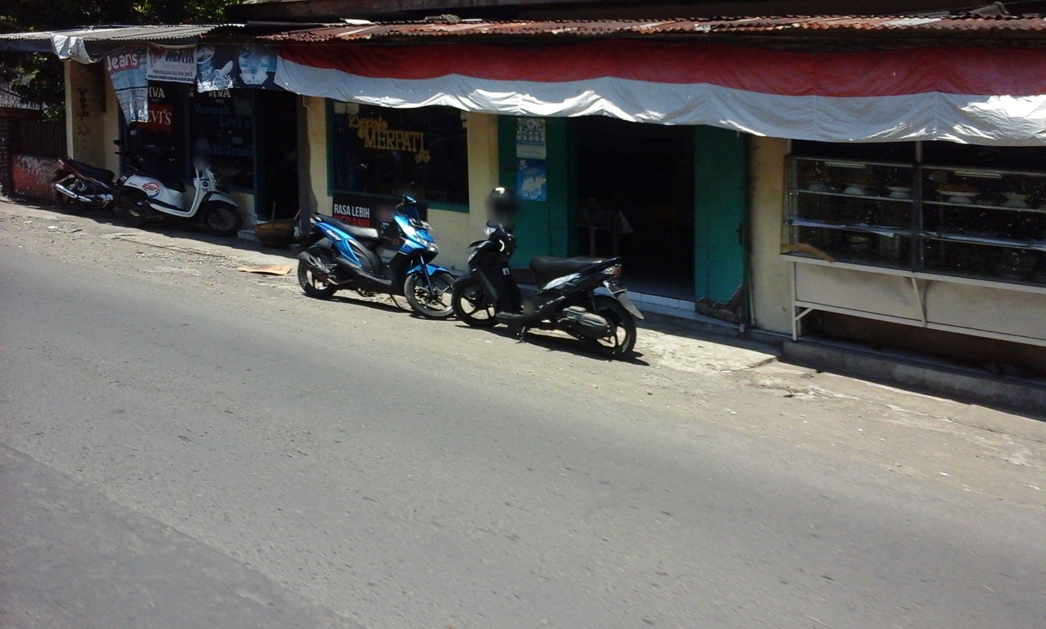Street view near Royal Hotel & Longue, Jember — © arizalkawamuna (CC BY-SA · Mapillary)