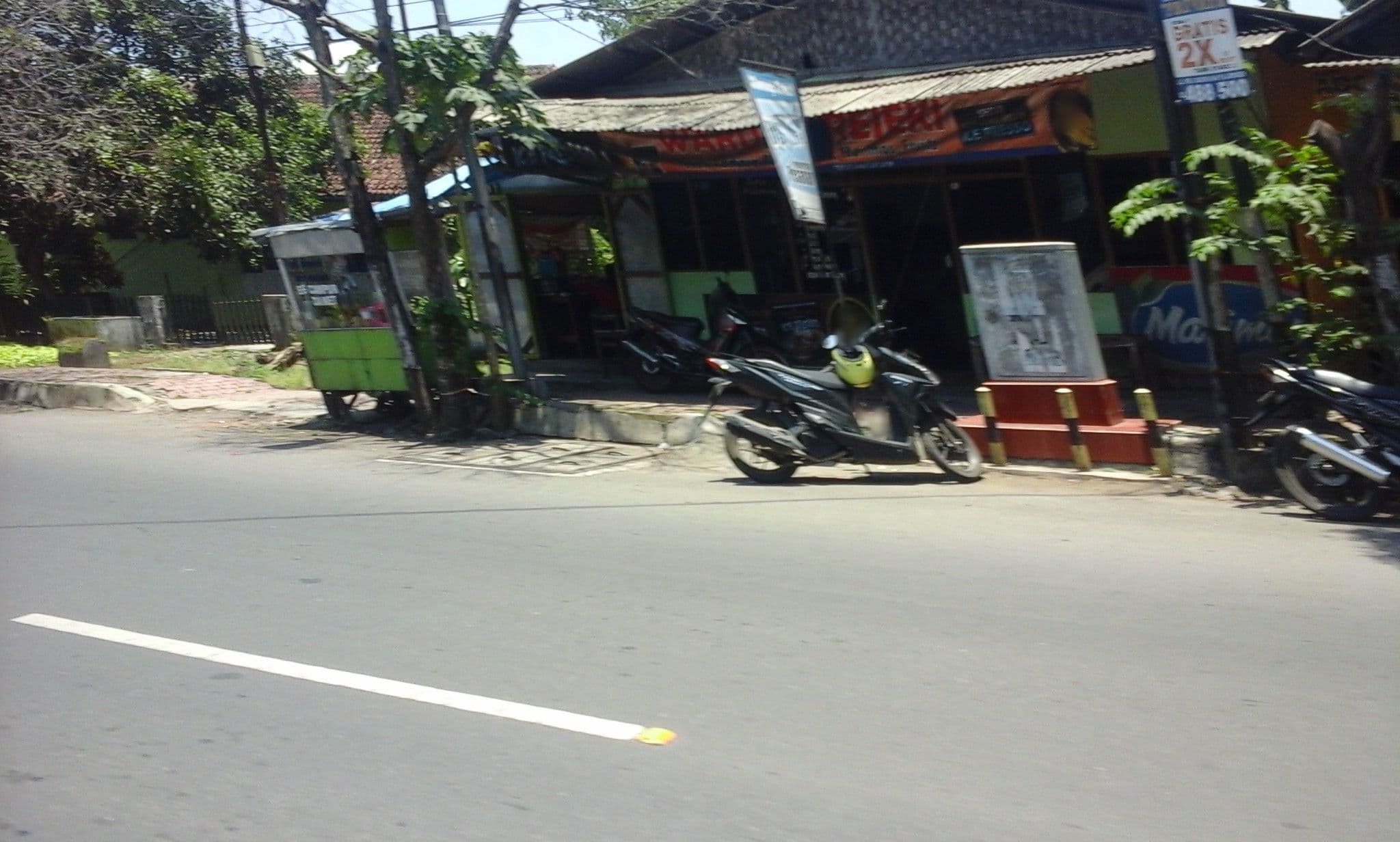Street view near Penginapan Khazanah, Jember — © arizalkawamuna (CC BY-SA · Mapillary)