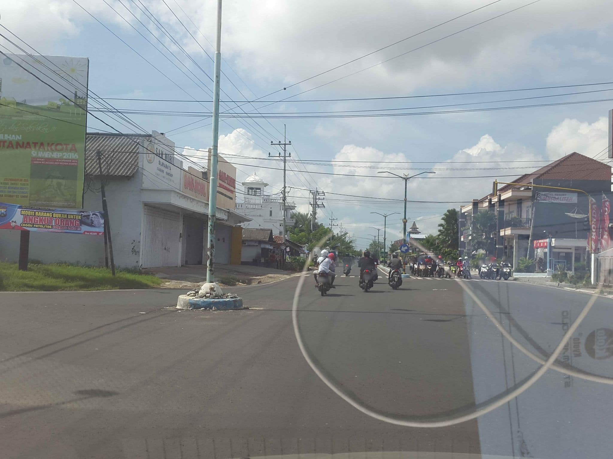 Street view near Dreamland Hotel, Sumenep — © roadroid (CC BY-SA · Mapillary)