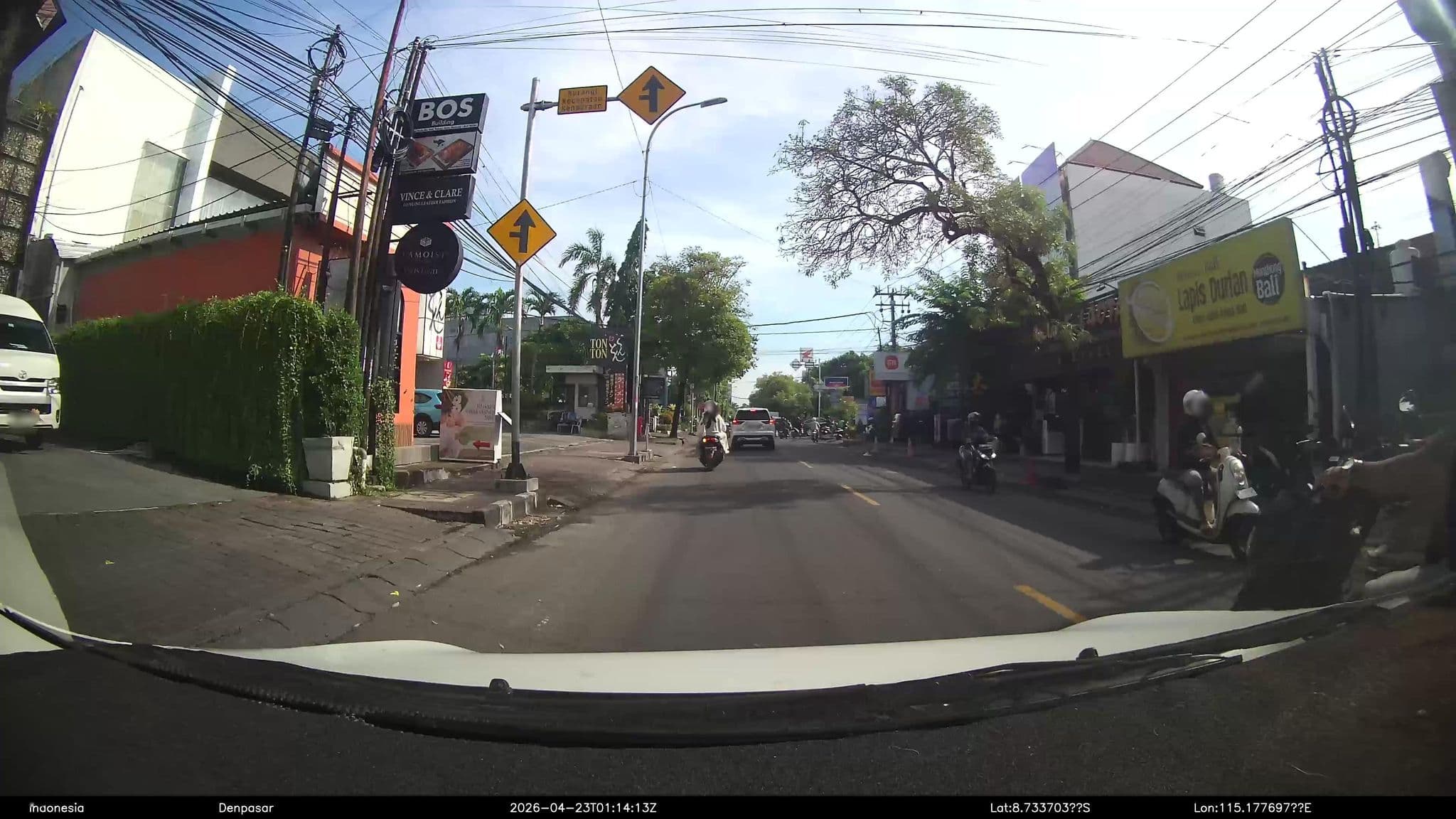 Street view near Yunie Guesthouse, Kuta — © Kaart---FRONT (CC BY-SA · Mapillary)