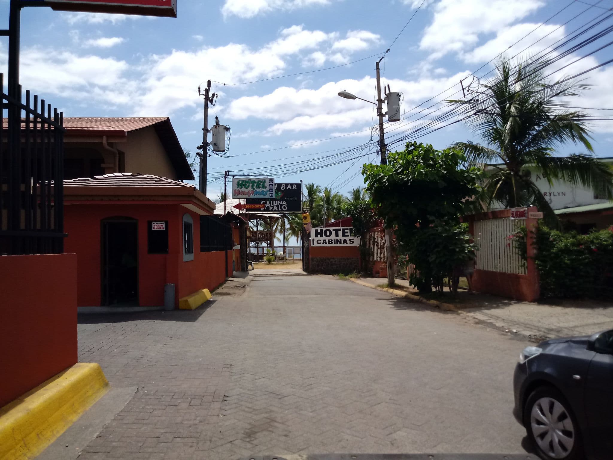 Street view near Maralyn Cabinas, Jacó