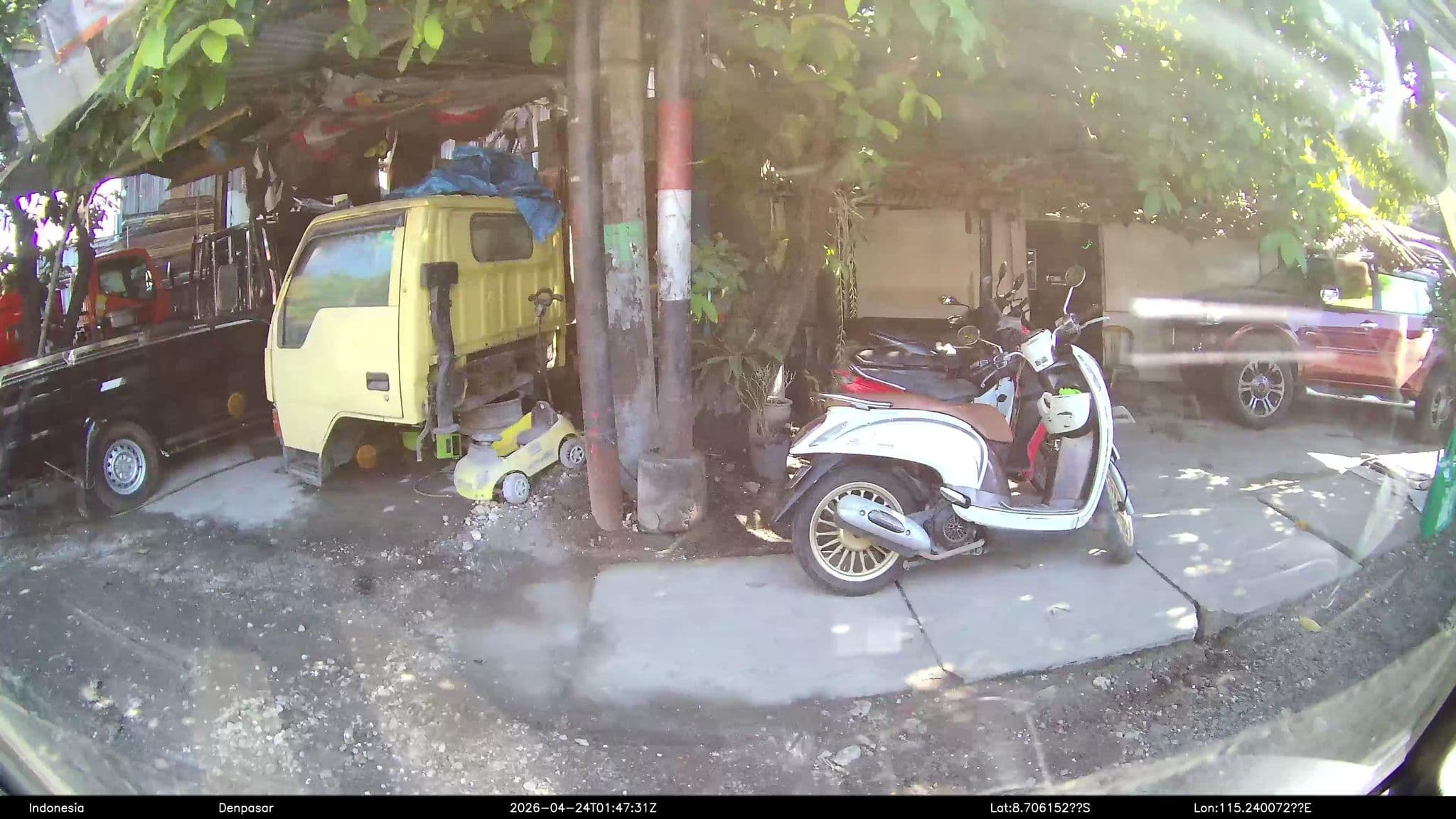 Street view near Airy Denpasar Selatan Tukad Balian 899 Bali, Sanur — © Kaart---LEFT (CC BY-SA · Mapillary)